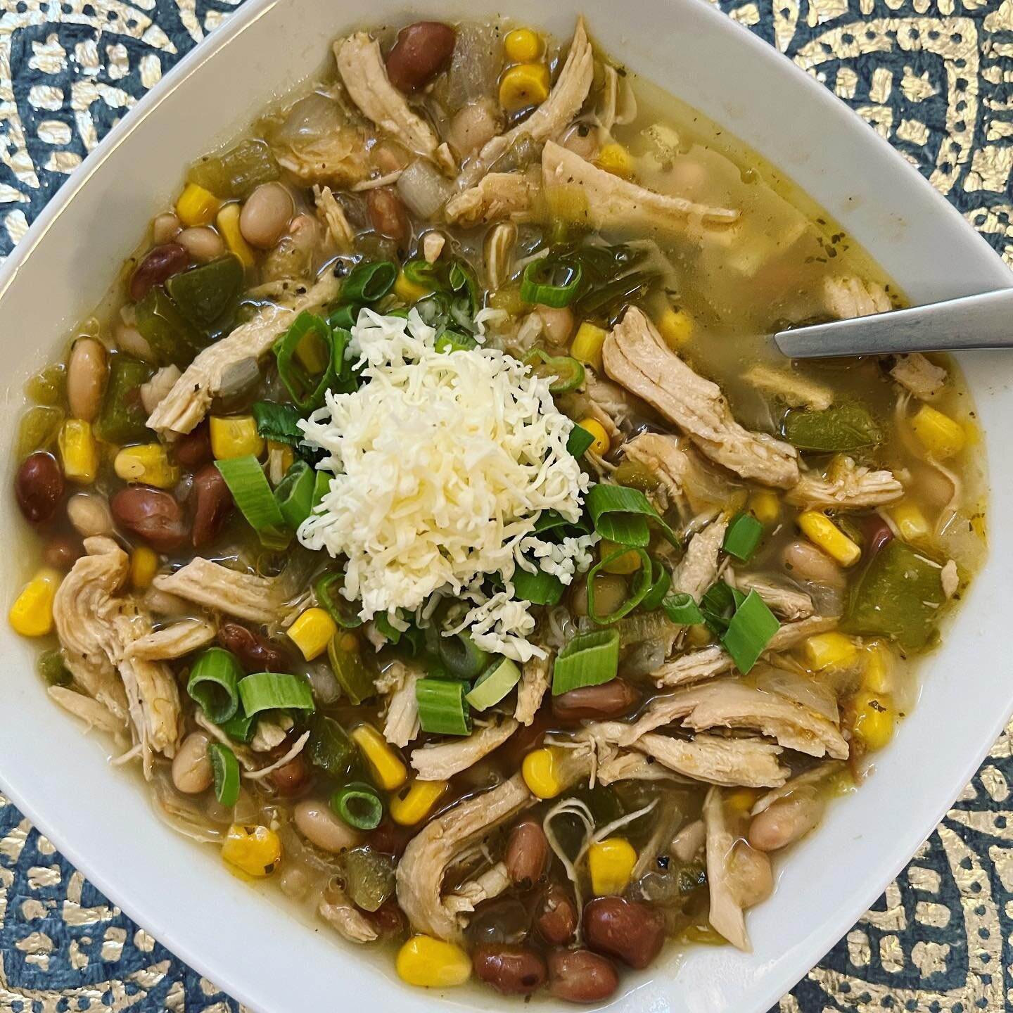 Whipped up one last batch of chili. I made it a little more #springy and perfectly tangy! 
I made my green verde version. It&rsquo;s a ideal for spring- much lighter than a traditional red chili. 

Recipe for my Quick Salsa Verde White Chicken Chili 
