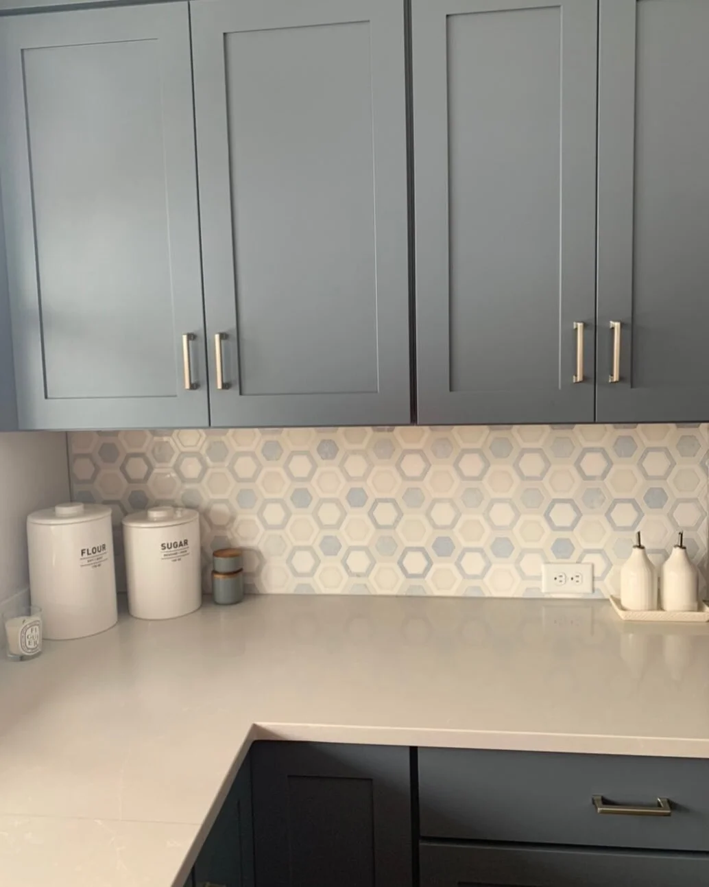 Still swooning over this amazing kitchen renovation. The backsplash is so hot, I can&rsquo;t handle it. This was such a fun project working with an awesome family. #willistonhomeremodel 

📸: @elviratrippatelier 
Design: @corduroyandpineinteriors 
🔨