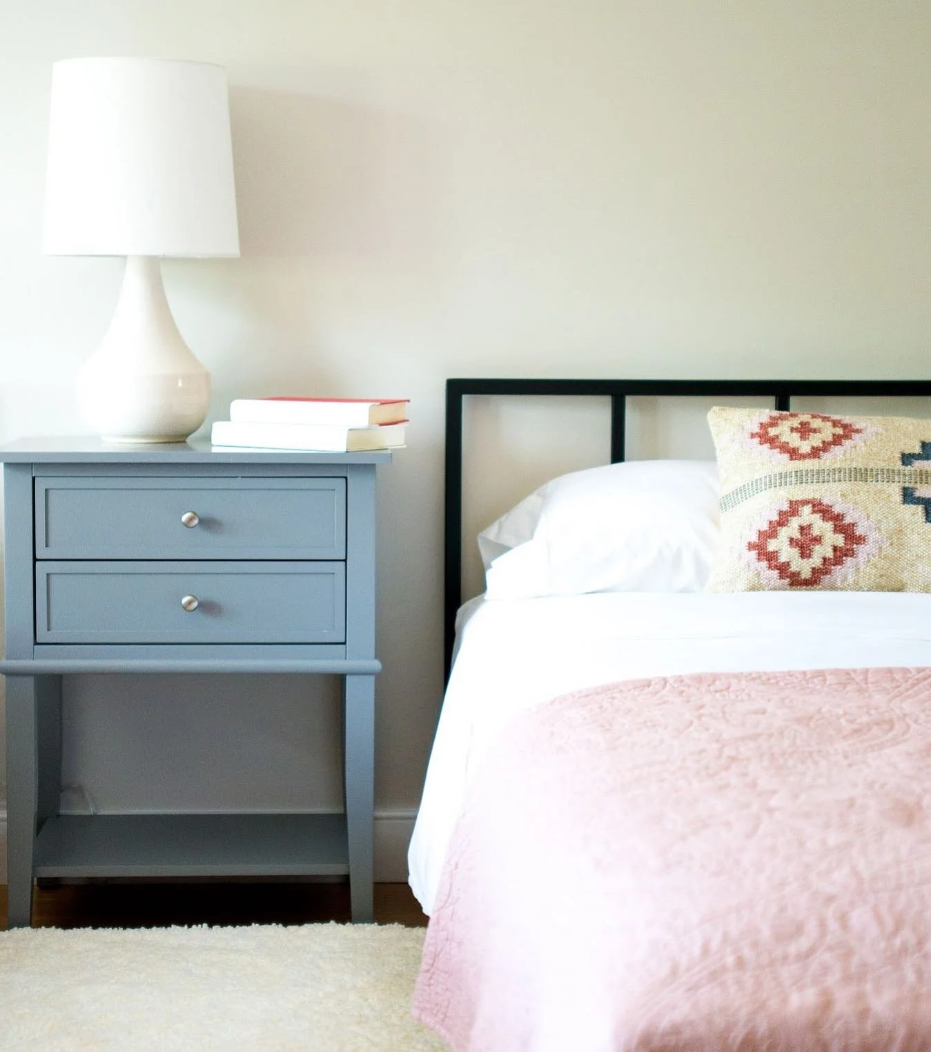 I love the simplicity of this bedroom I designed for @goodjujuvacationrentals . It&rsquo;s such a good spot to curl up and read a book or lounge around and enjoy the amazing views of Lake Champlain. 

Design: @corduroyandpineinteriors 
📸: @elviratri
