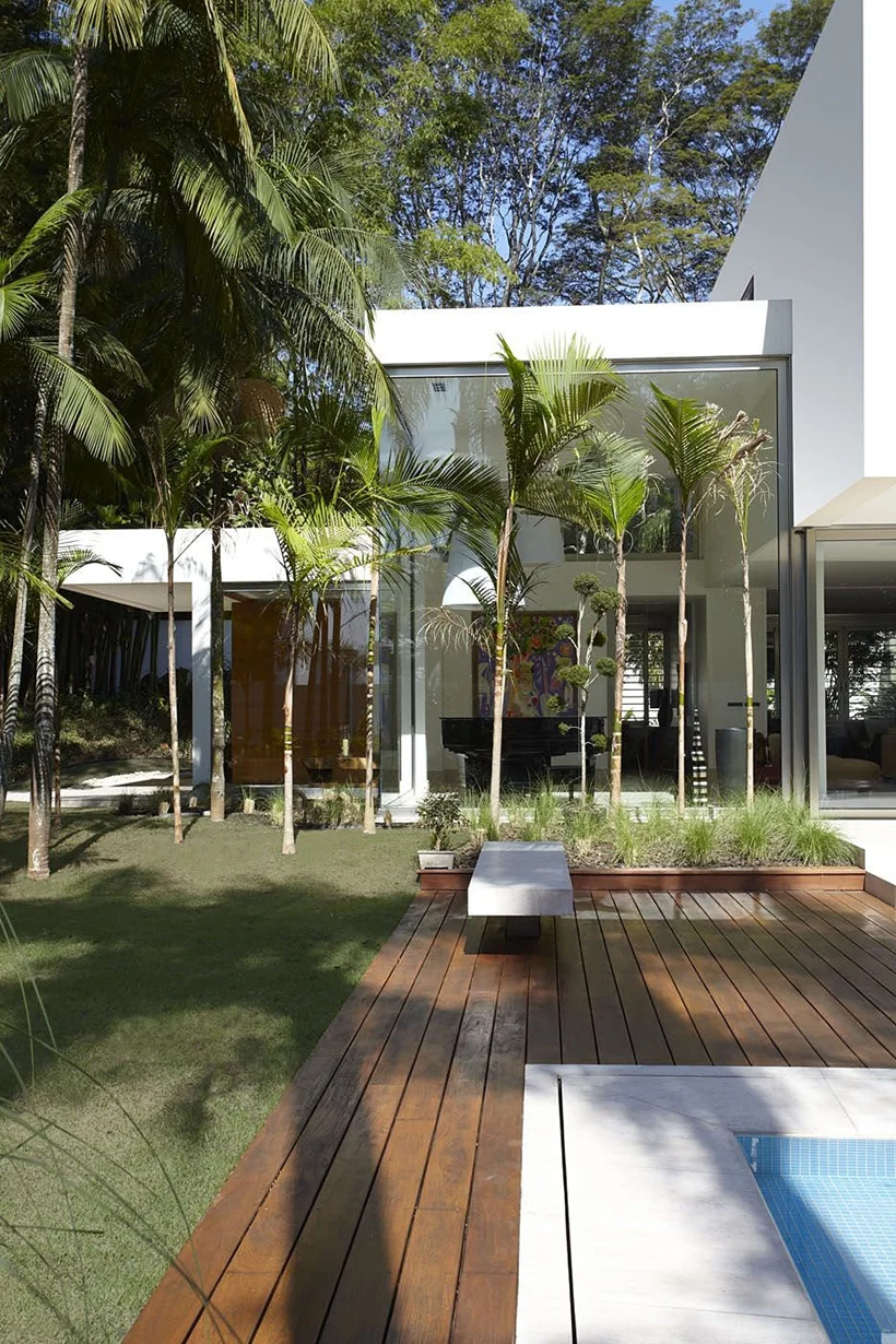 Modern_Facade_on_Gorgeous_Home_by_Drucker_Arquitetura_on_world_of_architecture_06-2.jpg