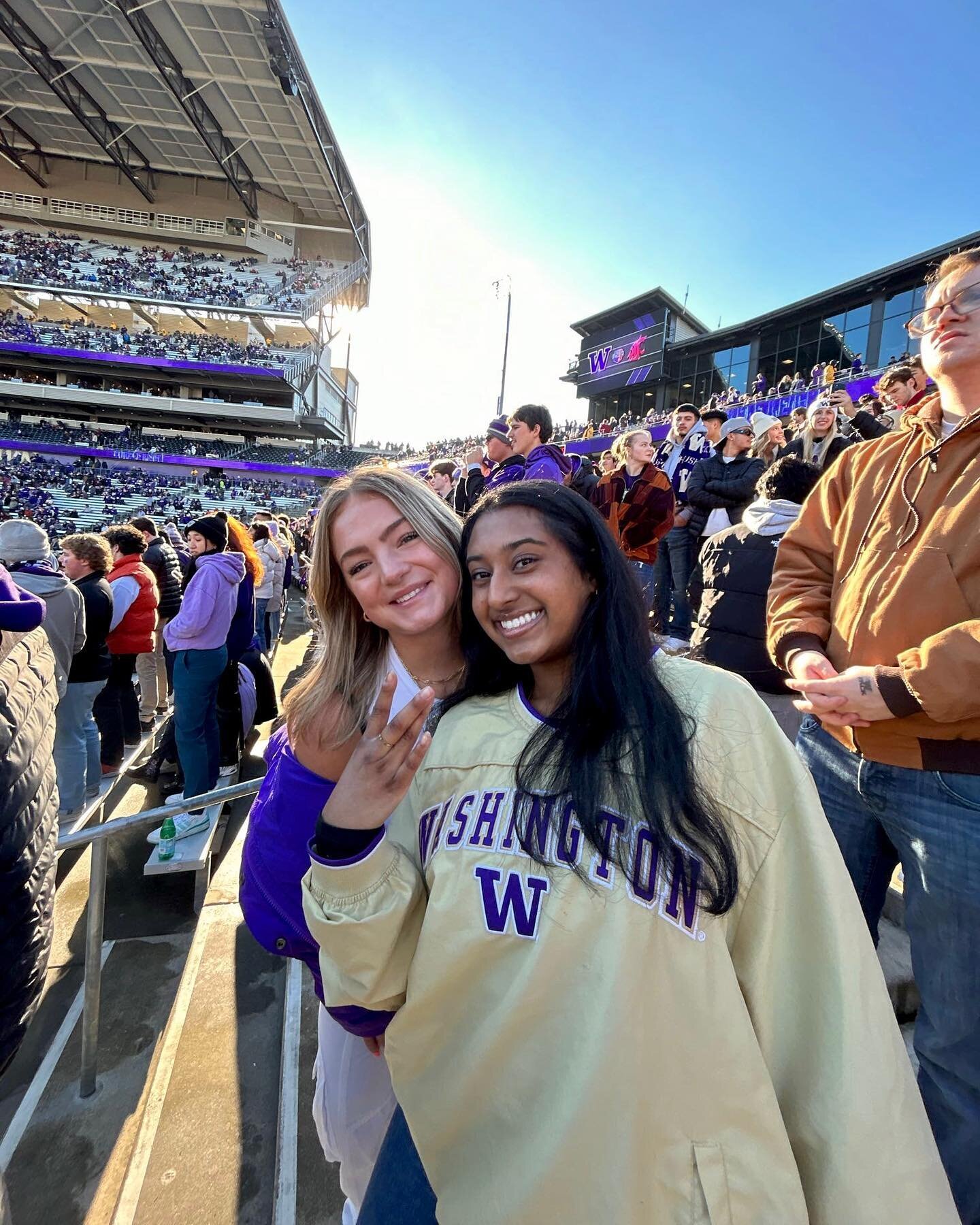 Cheering on our dawgs in Vegas today for the PAC-12 championship! ☔️

#uwchio