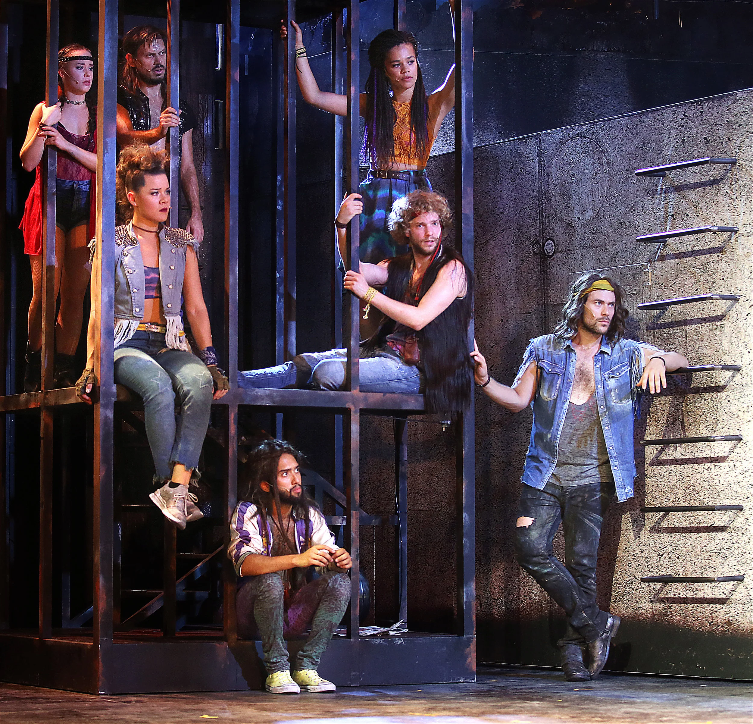 HAIR The Musical Regie Alex Balga Choreographie Jerôme Knols Kostümbild Diego Andrés Rojas Ortiz und Max Wohlkönig Bühnenbild Sam Madwar Musikalische Leitung, Arrangements Christian Frank