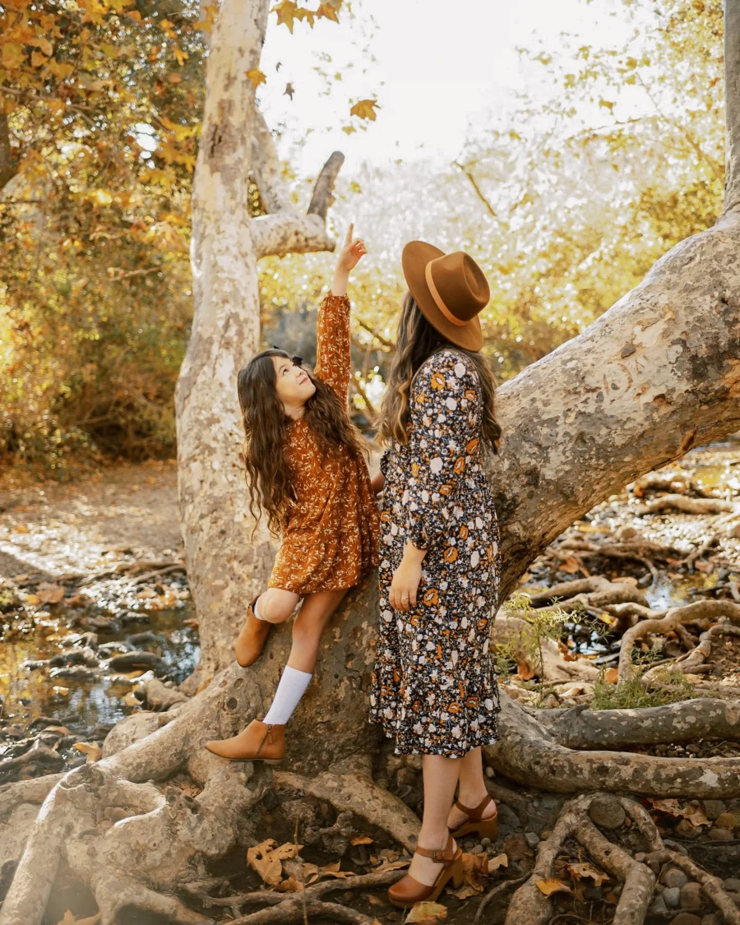 🍁 Fall colors don&rsquo;t last forever &mdash; but your photos will. ✨

My Fall Mini Sessions are filling up, and I don&rsquo;t want you to miss the chance to capture your family in this beautiful season. 🌿

📸 20 minutes &bull; 10 edited images &b