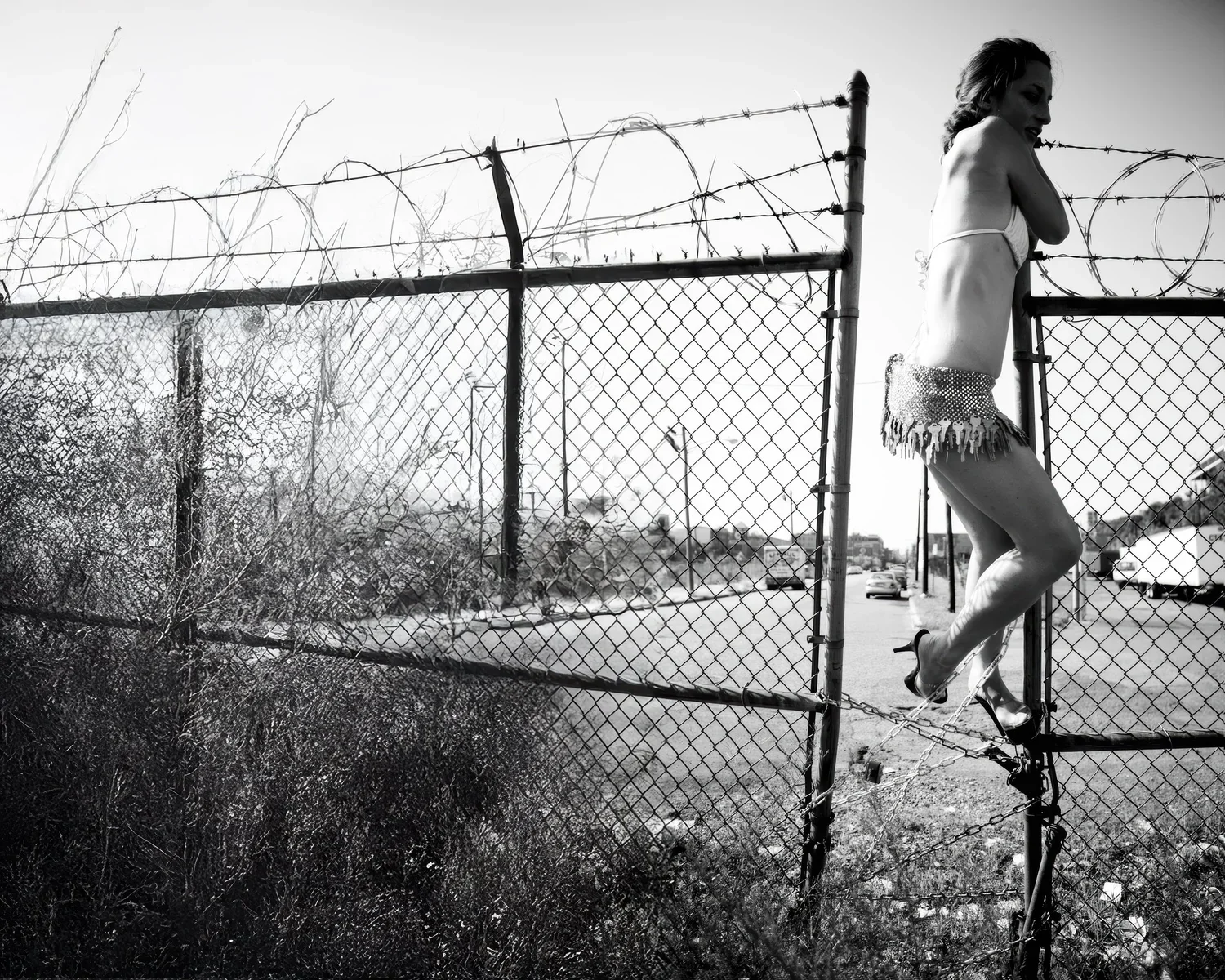 Toni+1965+b+w+sharp100+GEN-ADD-L-side-09+FLAT+fix-fence-stuff-01-gigapixel-high+fidelity+v2-4x-SharpenAI-Softness+MERGE+fix-2+FLATxyz.webp