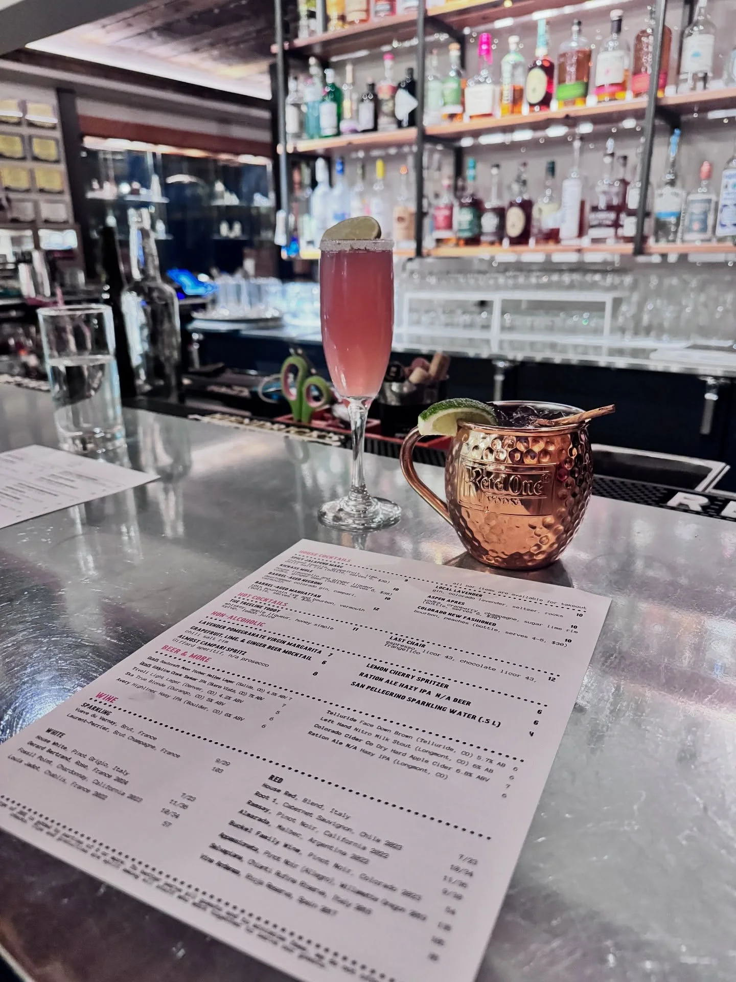 How good does this look for a Friday night escape? Settle in at the bar, pick your favorite cocktail, and let us take it from there. Cheers to easy evenings, good company, and drinks that always hit just right🍸🥂