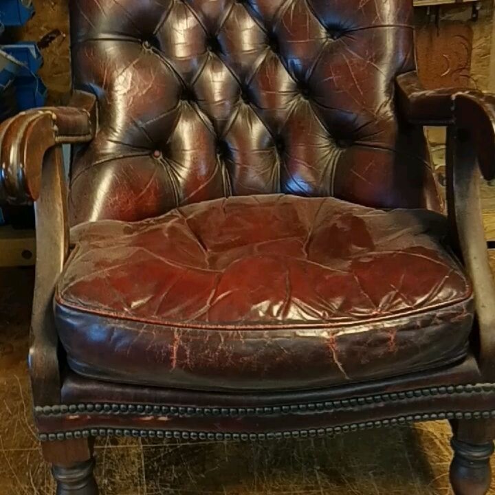 Antique leather arm chair in Leatheritalia vino
#undercoverupholstery #leather leatheritalia #antiquerestoration #diamondbuttons