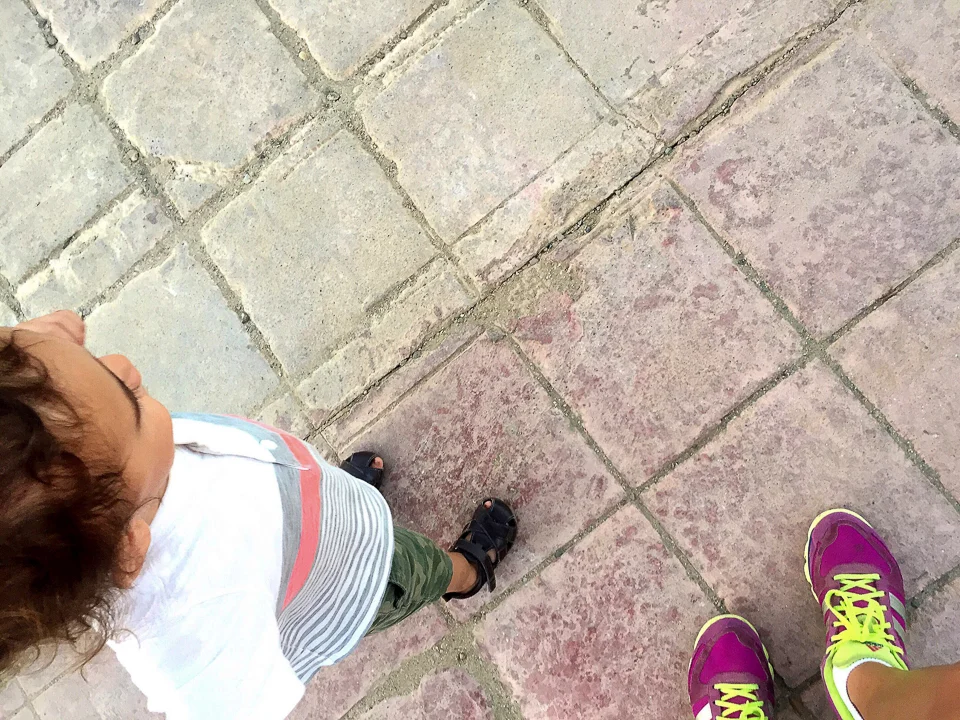 LOS PIES EN LA TIERRA