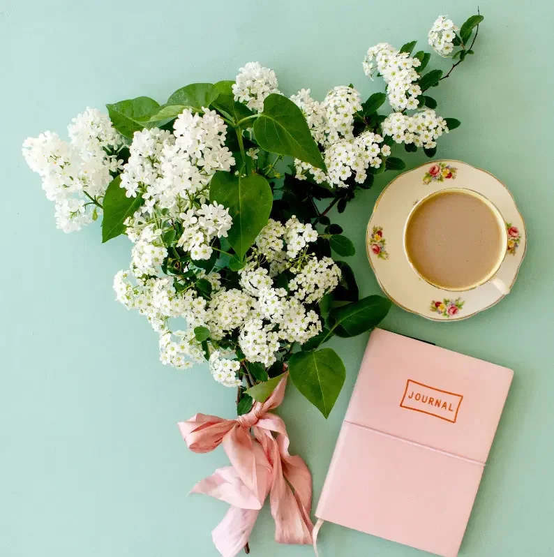 Cuaderno journal con flores blancas y café, taller de escritura Con Todo y Miedo