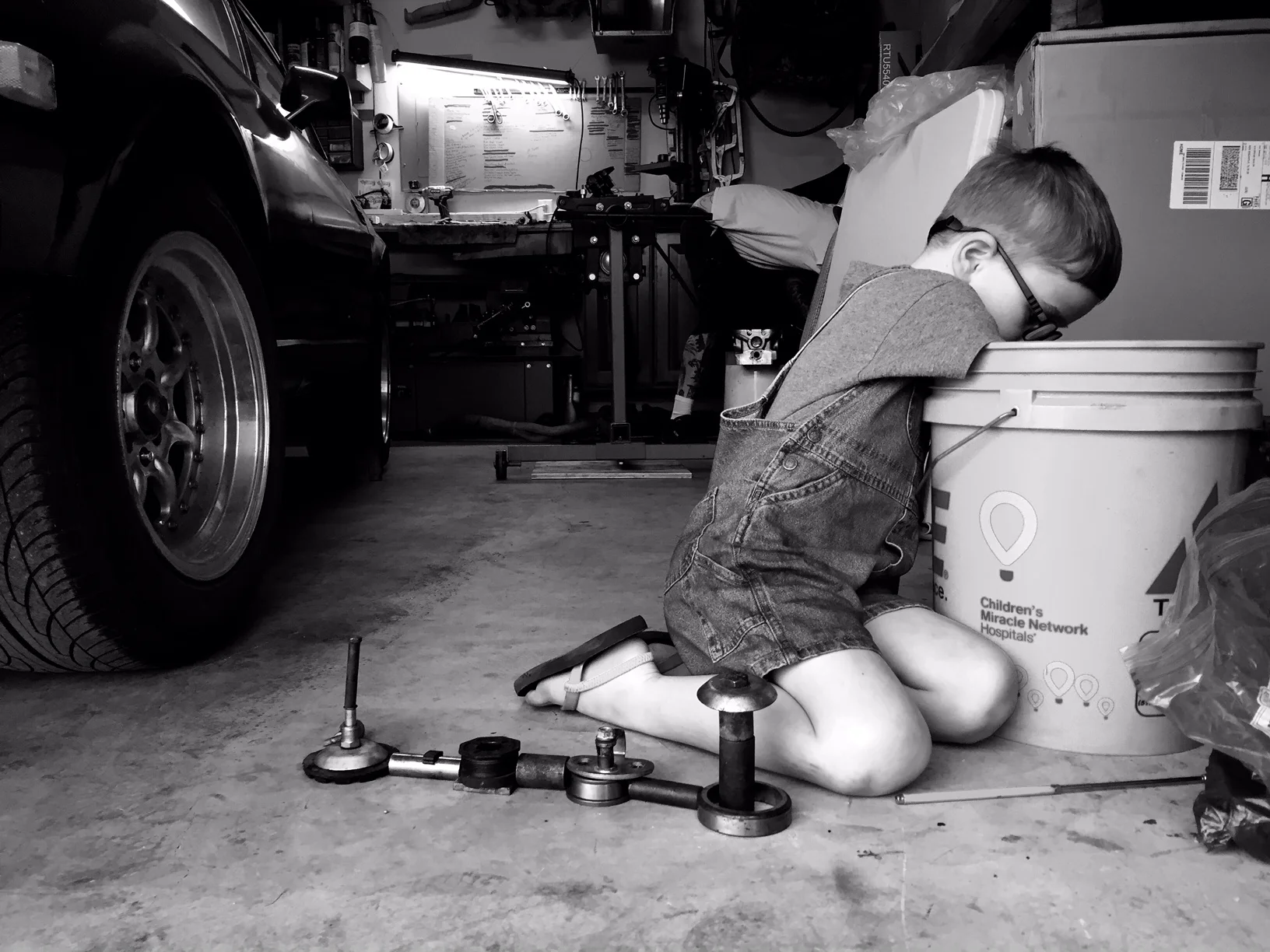 boy-working-with-dad-in-garage-black-and-white-portrait-new-braunfels-photographer