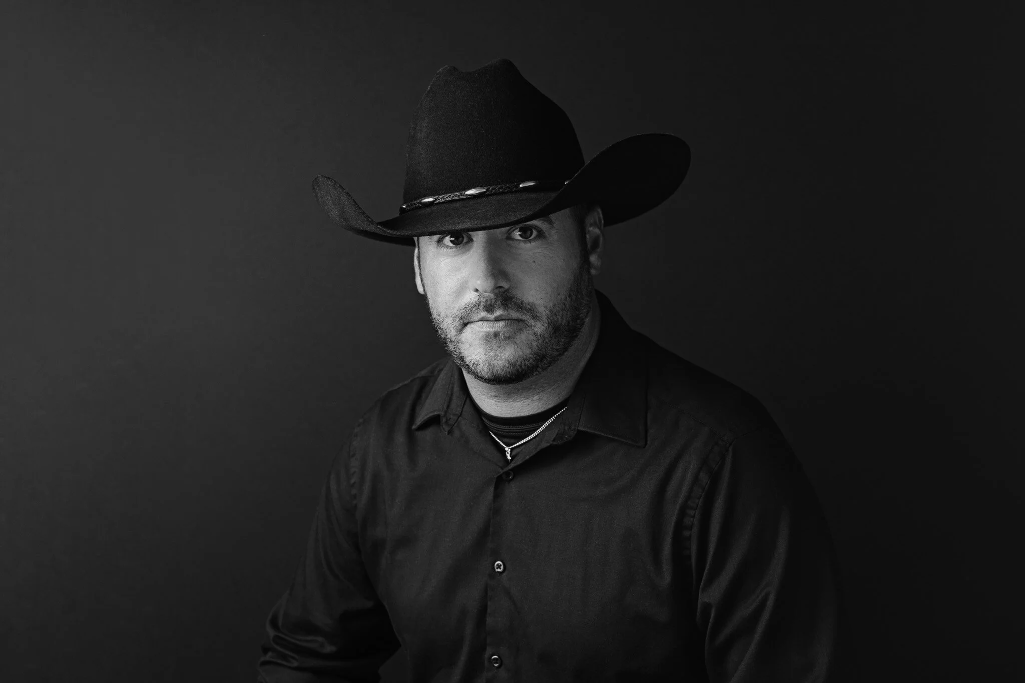 black and white portrait of man wearing cowboy hat in new braunfels photography studio