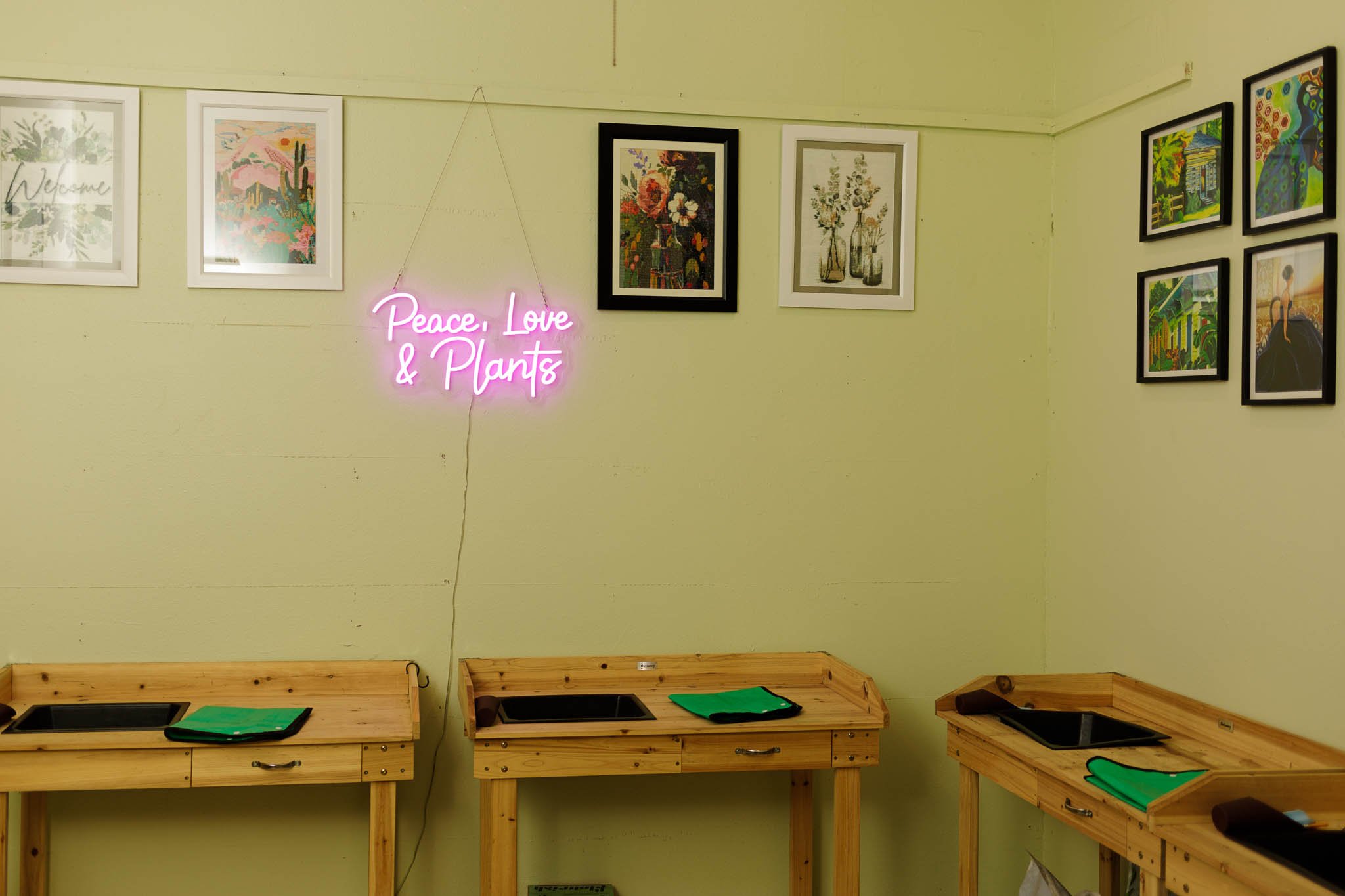 interior photo of workshop/classes room at plant culture potting bar in new braunfels texas / Photo by Erin Valkner Photography of New Braunfels, Texas. See more at www.erinvalknerphotography.com/blog