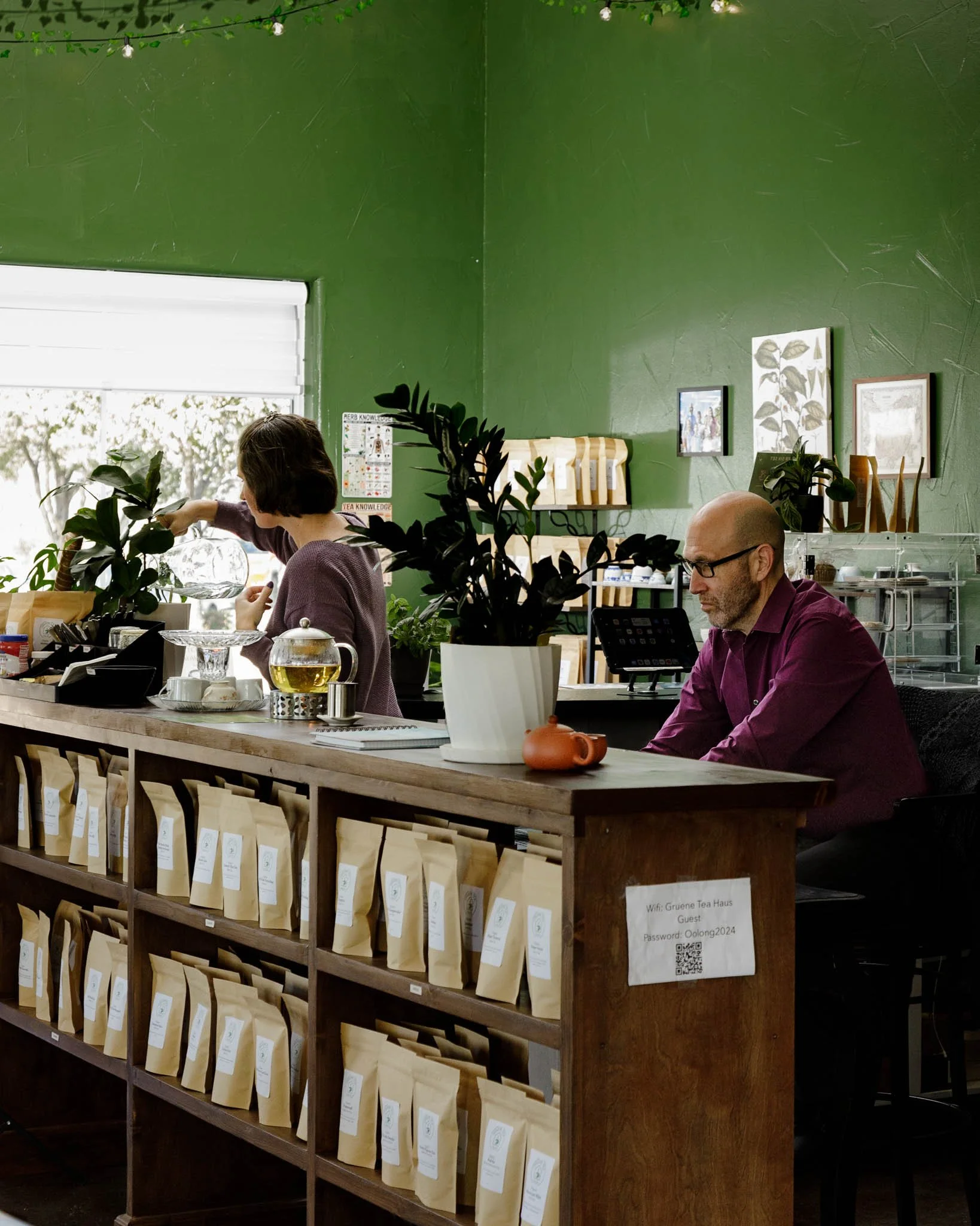 behind the scenes photo Gruene Tea Haus, casey and albert luna / Photo by Erin Valkner Photography of New Braunfels, Texas. See more at www.erinvalknerphotography.com/blog