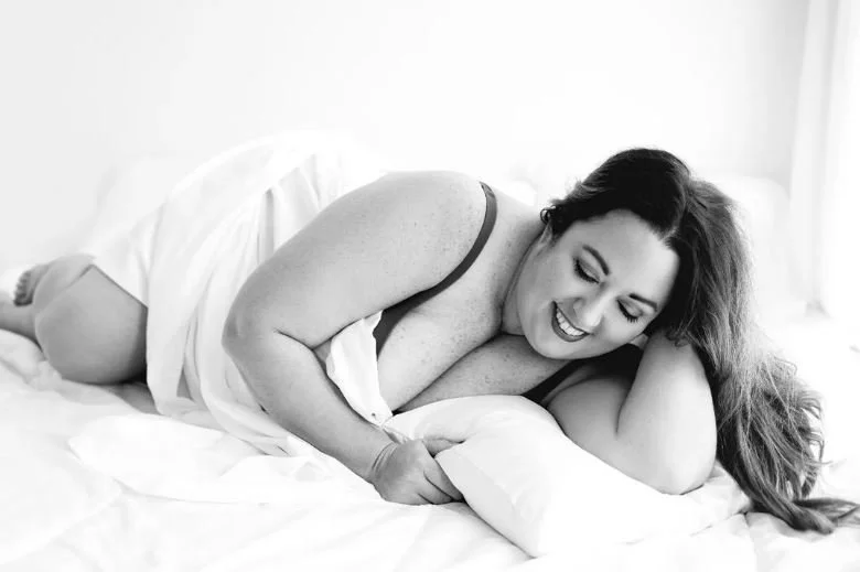 curvy woman in white sheet set boudoir photoshoot new braunfels texas by erin valkner photography