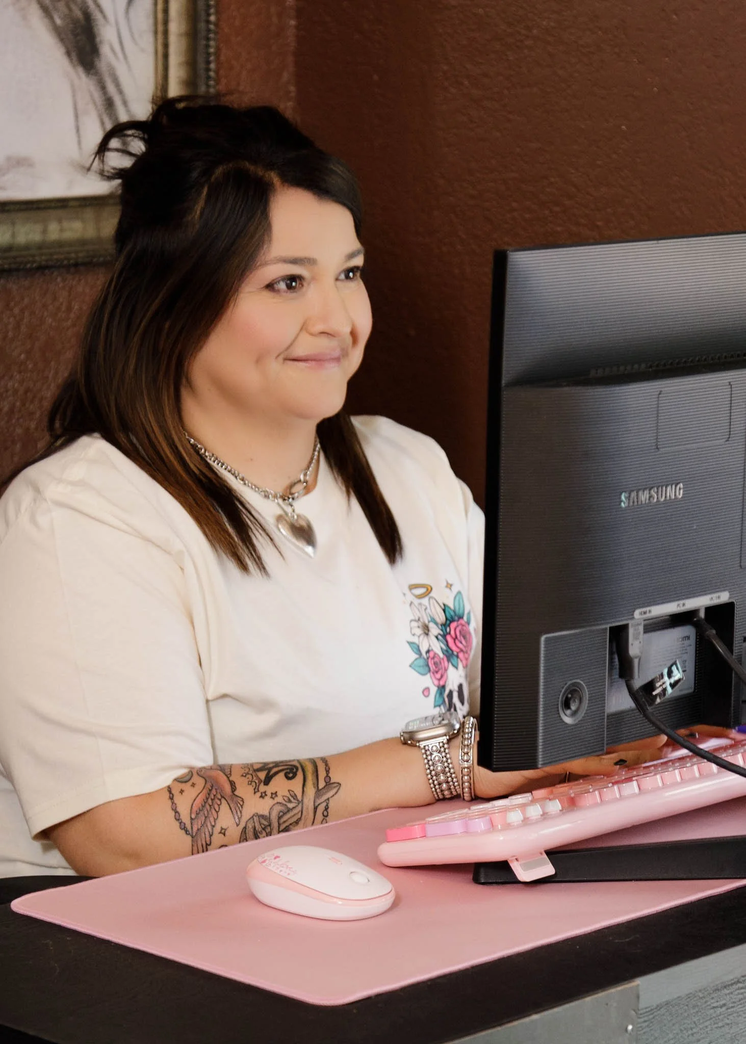 behind the scenes photo of owner Nicole Guerra working at computer at Free Me Bail Bonds / Photo by Erin Valkner Photography of New Braunfels, Texas. See more at www.erinvalknerphotography.com/blog