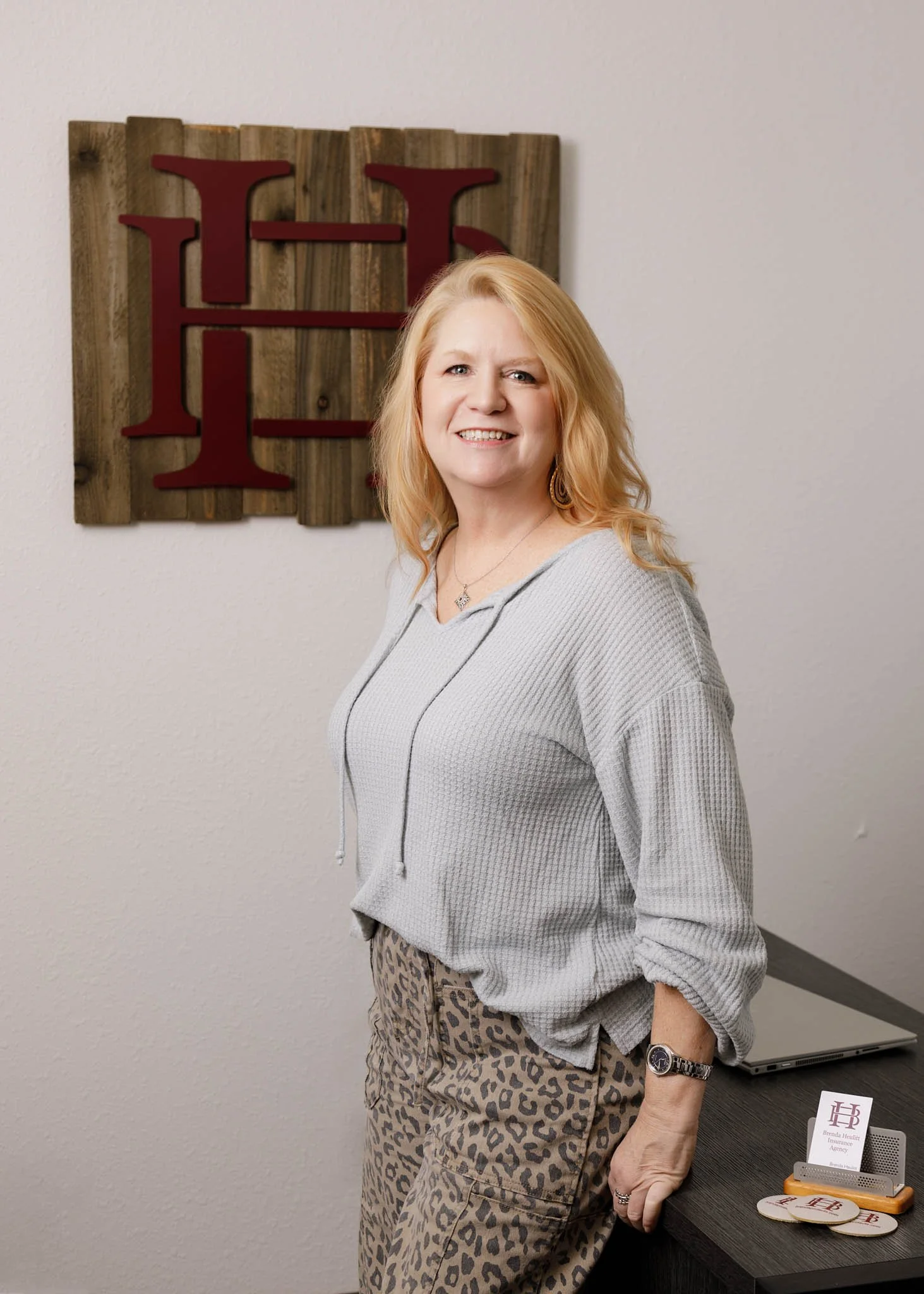 lifestyle editorial headshot of woman standing leaning on desk in office new braunfels Texas / Photo by Erin Valkner Photography of New Braunfels, Texas. See more at www.erinvalknerphotography.com/blog