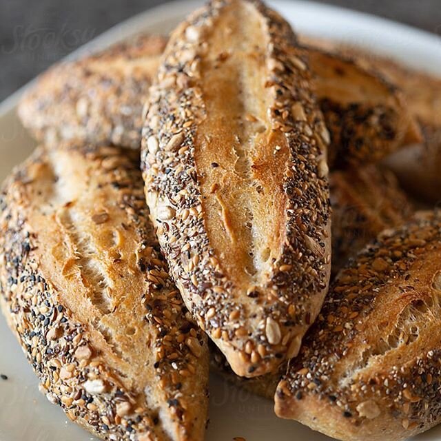 #sourdough #sourdoughrolls #bakeyourownbread #breakfastroll #mutimits&uuml;t&ouml;tt&eacute;l #mutimiteszel #magoszs&ouml;mle #kov&aacute;sz #stocksy #stocksyunited #instahun #instasuisse #stocksyphotographer #realstock #foodphotography #foodphotogra