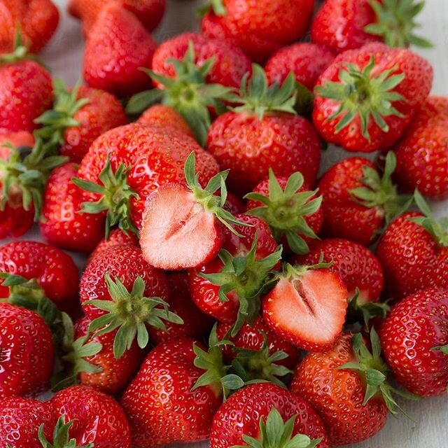#strawberry #berry #berrilicious #eper #erdbeere #stocksy #stocksyunited #realstock #foodstyling #foodphotography #eper #erdbeeren #erdbeeri #beeri #mutimiteszel #instahun #instasuisse
