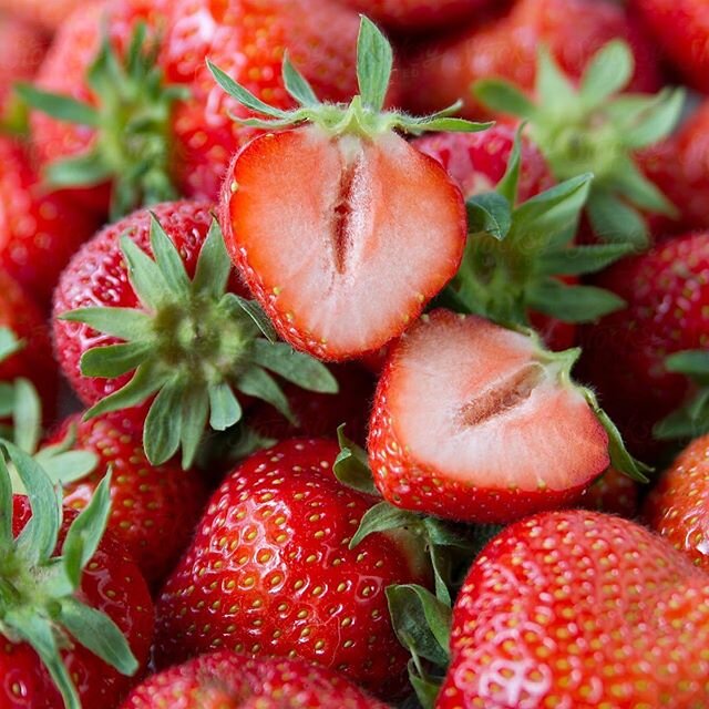 #strawberry #berry #berrilicious #eper #erdbeere #stocksy #stocksyunited #realstock #foodstyling #foodphotography #eper #erdbeeren #erdbeeri #beeri #mutimiteszel #instahun #instasuisse