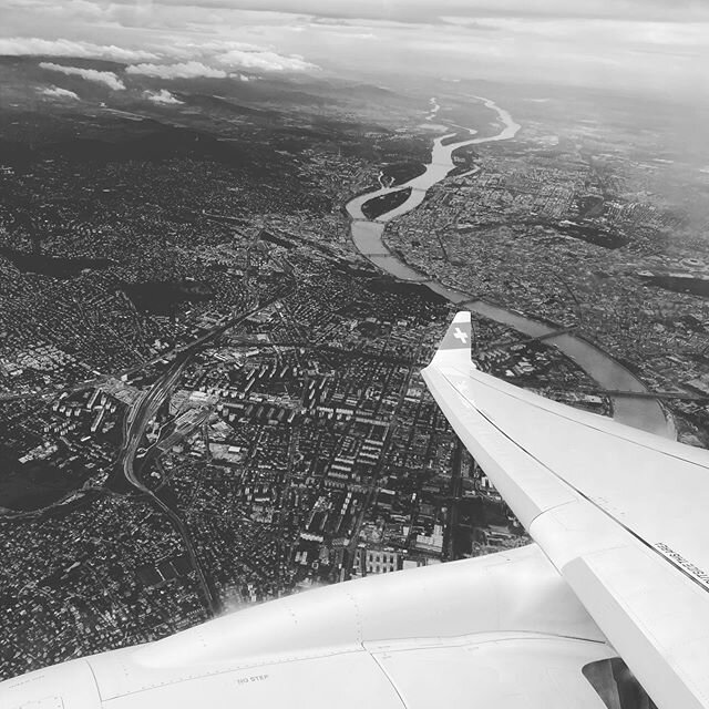 #budapest #budapesthungary #flying #abovebudapest #hungary #travel #travelgram #travelhungary #instahun #instasuisse #backhome #goodbyeotherhome #airplane #flug #flugzeug #flyswiss #summertime #arialshoot #blackandwhite #travelphoto #travelphotograph