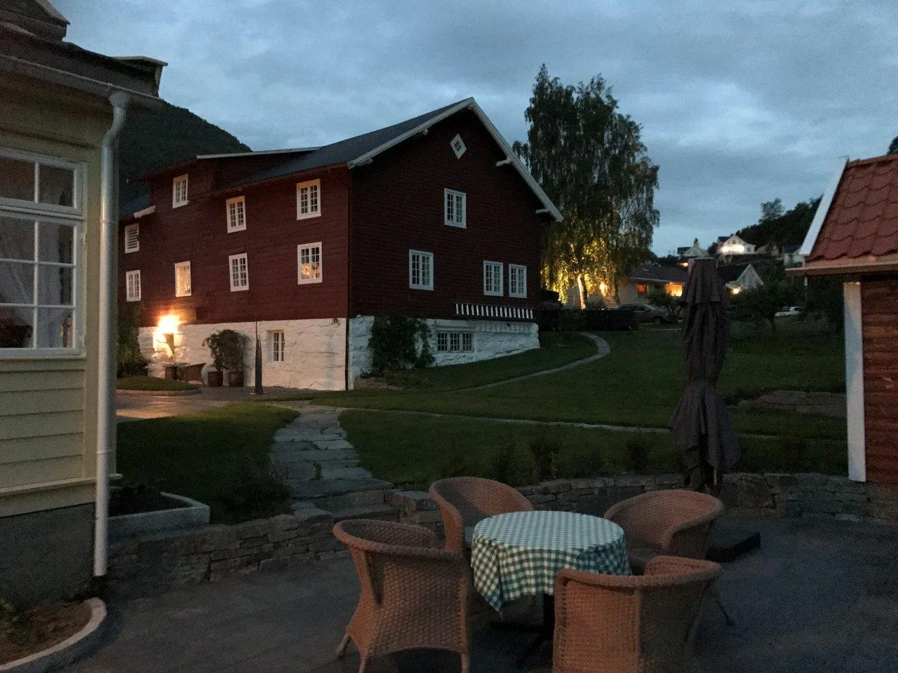 Midgard til høgre for den store raude huset.jpg