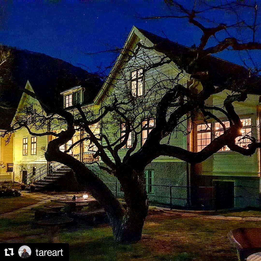 @tareart
・・・
#Evening at #walakerhotell #hotell #solvorn #exhibition #galleri300 #fotokunst
.
.
.
.
.
.
.
.
#walaker #contemporaryfineartphoto #night #visitsognefjord #walaker #walakerhotell #norway #norge #hotellife #dehistoriske #solvorn #luster #b