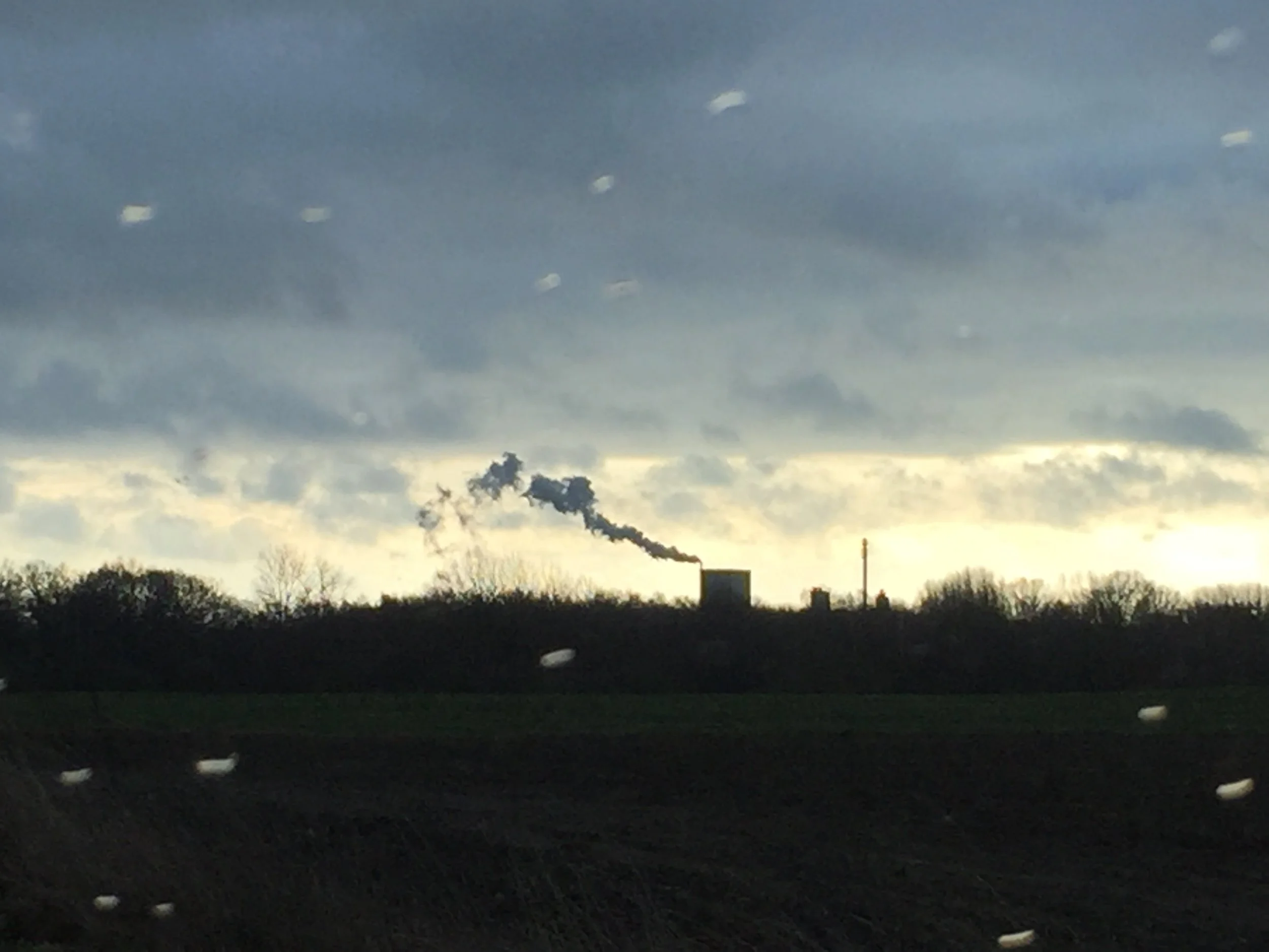 Landschaft mit Fabrik
