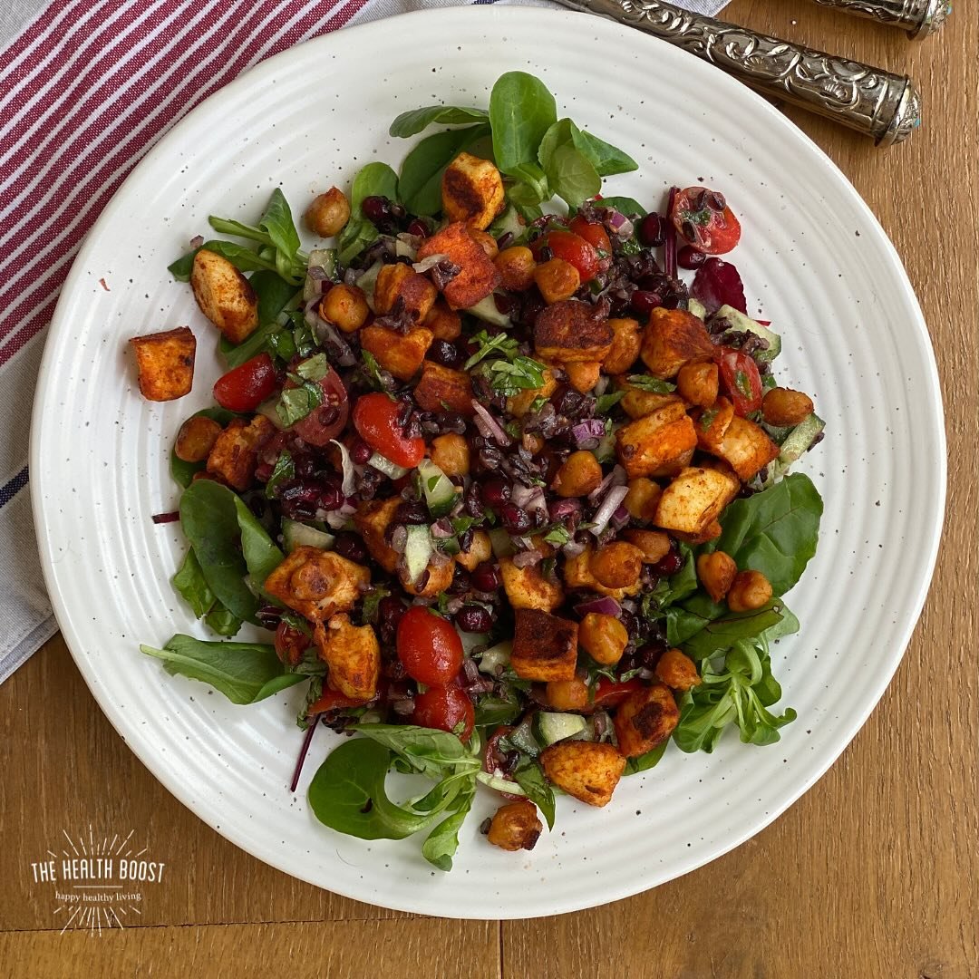 𝗥𝗘𝗗 𝗥𝗜𝗖𝗘 𝗪𝗜𝗧𝗛 𝗛𝗔𝗟𝗟𝗢𝗨𝗠𝗜 𝗔𝗡𝗗 𝗖𝗛𝗜𝗖𝗞𝗣𝗘𝗔𝗦⁣
⁣
A colourful and high protein vegetarian salad with crispy halloumi and chickpeas.⁣
⁣
A lunch time salad that&rsquo;s a perfect mix of nutrients and colour.⁣
⁣
Can also be enjoyed 