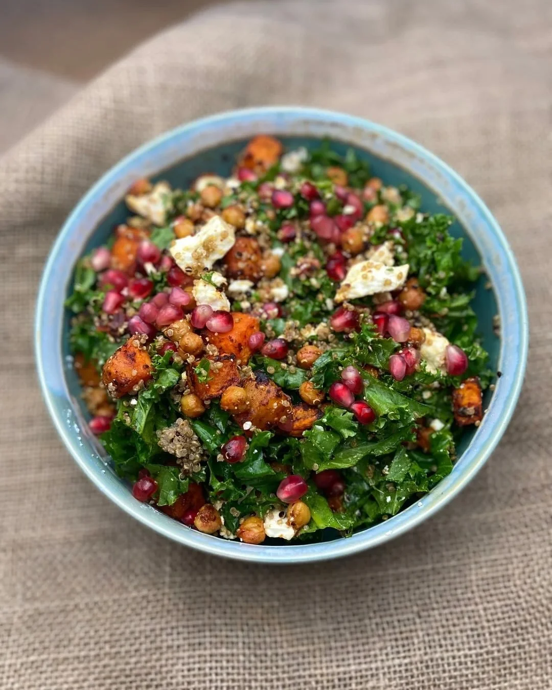 We call this salad our 𝗪𝗮𝗿𝗺 𝗪𝗶𝗻𝘁𝗲𝗿 𝗚𝗹𝗼𝘄 𝗕𝗼𝘄𝗹 because it&rsquo;s perfect when it&rsquo;s grey and rainy outside and you need a glow up!⁣
⁣
Packed with roasted butternut squash, chickpeas, quinoa, kale, juicy pomegranate and creamy fe