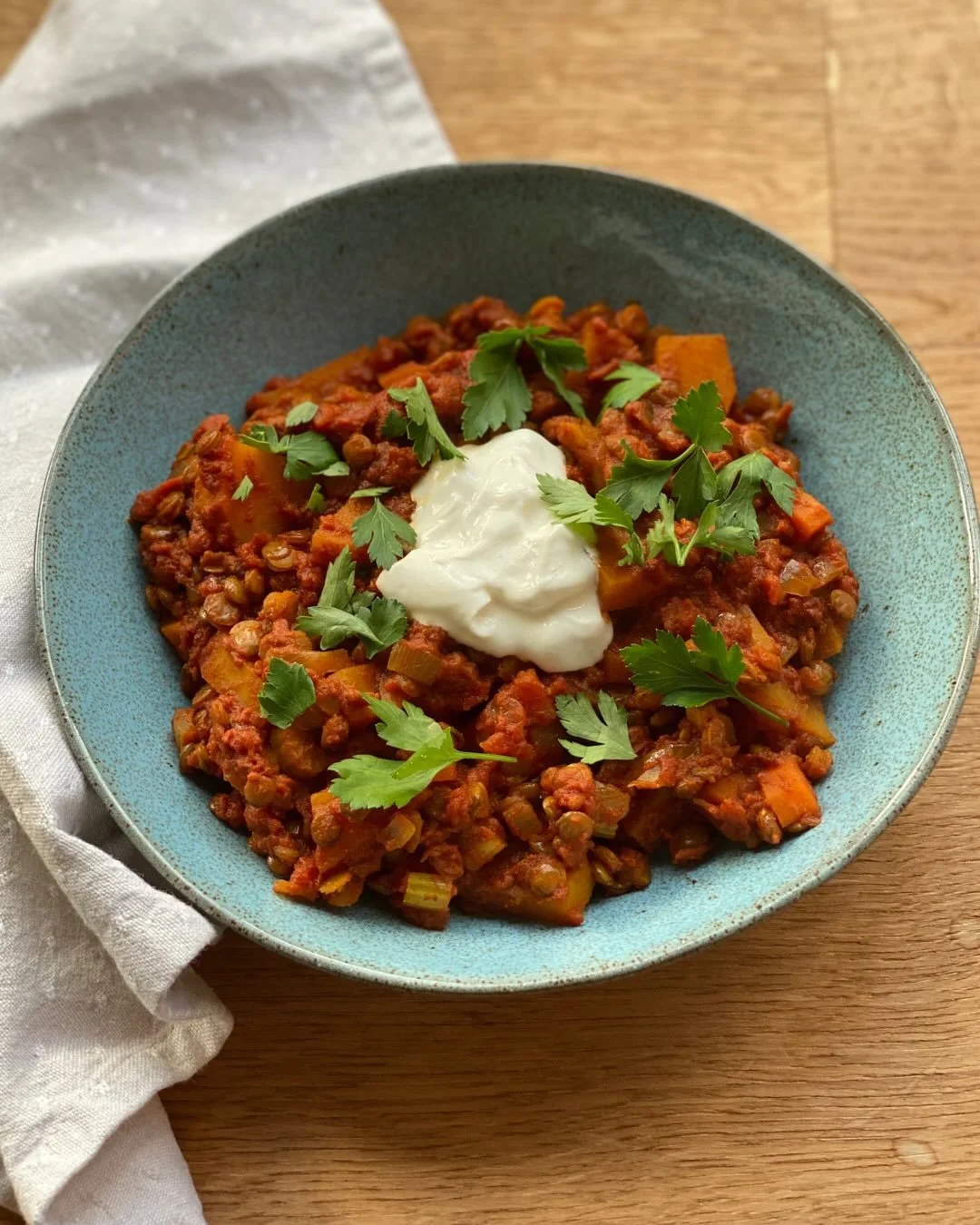 Warm up with our 𝗠𝗼𝗿𝗼𝗰𝗰𝗮𝗻-𝘀𝗽𝗶𝗰𝗲𝗱 𝘀𝗾𝘂𝗮𝘀𝗵 𝗮𝗻𝗱 𝗹𝗲𝗻𝘁𝗶𝗹 𝘀𝘁𝗲𝘄. ⁣
⁣
Full of flavour and fibre. These days with all our strength training we are adding a little more protein on the side - grilled chicken, some white fish or m