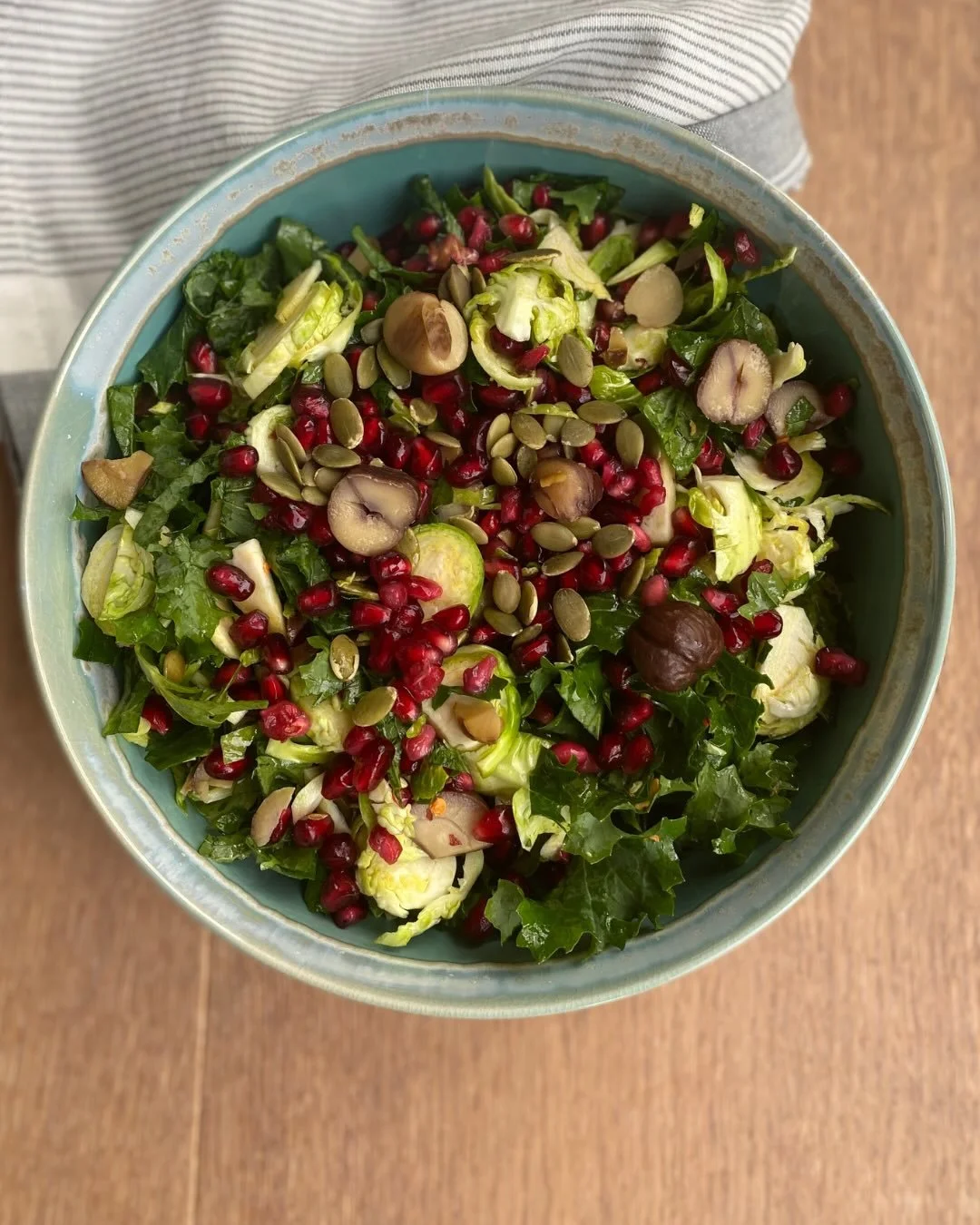We love raw brussel spouts shredded in a salad.⁣
⁣
This 𝗥𝗮𝘄 𝗦𝗽𝗿𝗼𝘂𝘁 𝗮𝗻𝗱 𝗞𝗮𝗹𝗲 𝗦𝗮𝗹𝗮𝗱 makes a lovely fresh and zingy salad in contrast to the richer foods of the year. Serve alongside leftover ham or turkey.⁣
⁣
Packed with antioxidan