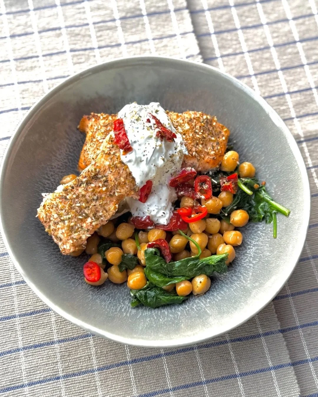 𝐙𝐀𝐀𝐓𝐀𝐑 𝐆𝐑𝐈𝐋𝐋𝐄𝐃 𝐒𝐀𝐋𝐌𝐎𝐍 𝐖𝐈𝐓𝐇 𝐓𝐙𝐀𝐓𝐙𝐈𝐊𝐈

I usually find that after the festive period I crave lighter, less rich foods and so I tend to go for grilled fish, minimal refined carbs and some nice spices to warm you up!

This Z