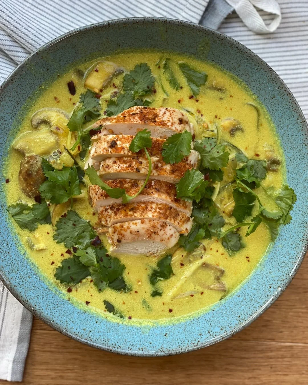 This 𝗖𝘂𝗿𝗿𝗶𝗲𝗱 𝗖𝗵𝗶𝗰𝗸𝗲𝗻 𝗮𝗻𝗱 𝗖𝗼𝗰𝗼𝗻𝘂𝘁 𝗦𝗼𝘂𝗽 is the perfect soup to keep you warm during the dark days of January.⁣⁣
⁣⁣
Cook the chicken the night before while cooking dinner - or use leftover chicken to make this super quick to 