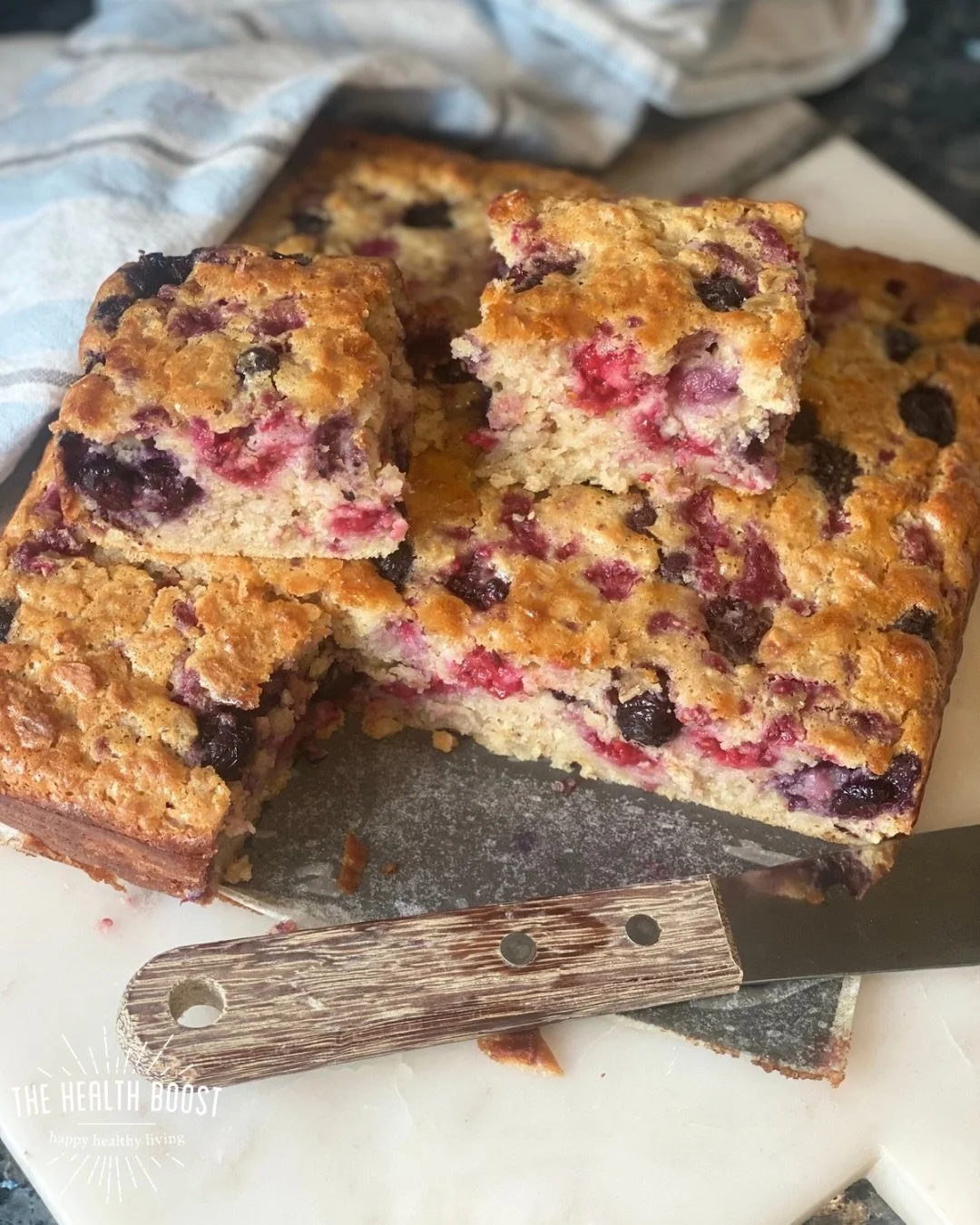 🫐𝐎𝐀𝐓𝐒 𝐀𝐍𝐃 𝐆𝐑𝐄𝐄𝐊 𝐘𝐎𝐆𝐇𝐔𝐑𝐓 𝐁𝐄𝐑𝐑𝐘 𝐁𝐀𝐊𝐄.
One of my favourites&hellip;and yours too!

As I try and get inspiration from our own recipes from our website while lacking a kitchen I also get sad about some of my favourite make ahe