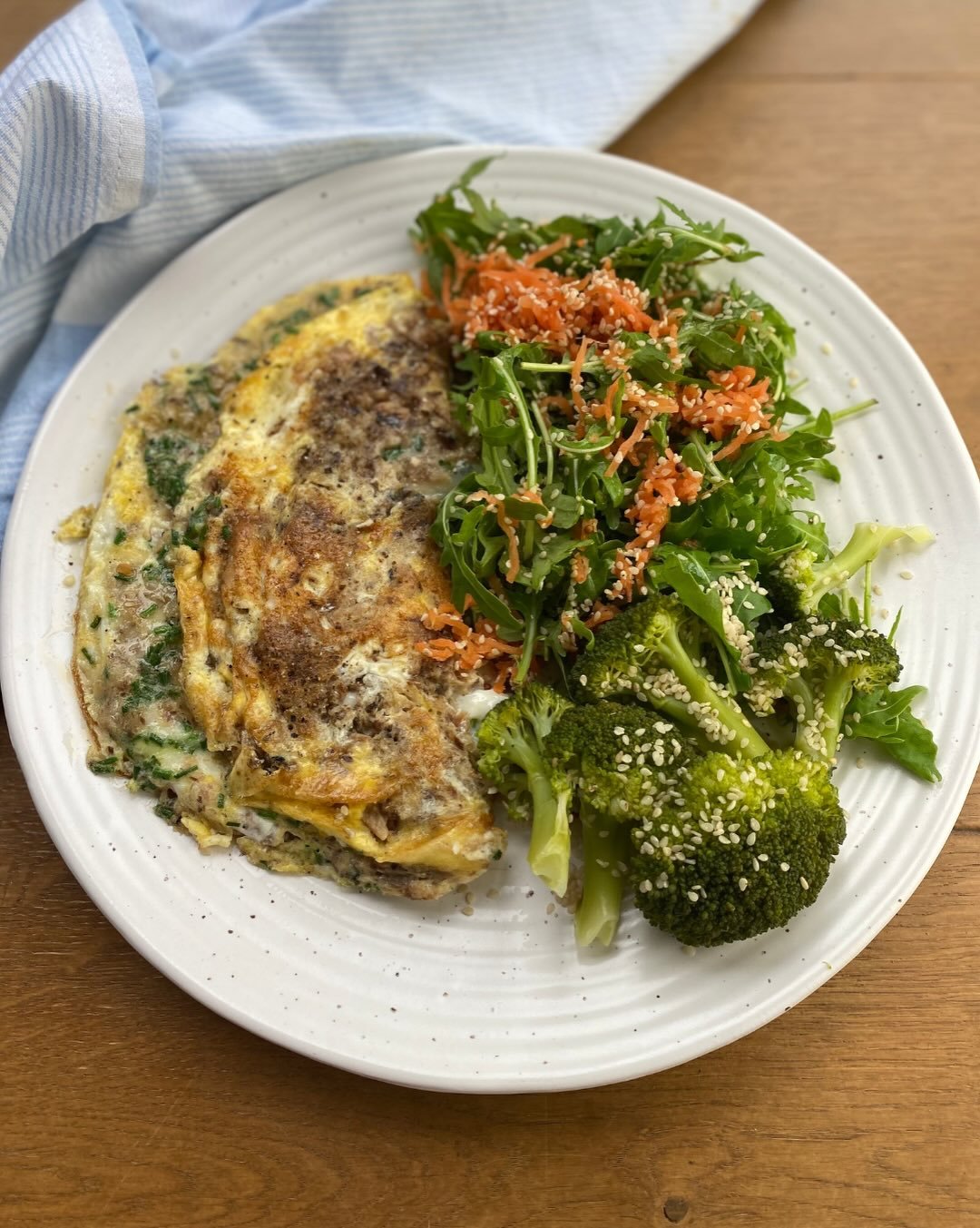 We call this 𝗦𝗮𝗿𝗱𝗶𝗻𝗲 𝗢𝗺𝗲𝗹𝗲𝘁𝘁𝗲 a bone building lunch as it hits 560mg of calcium in non-dairy form.⁣
⁣
But sardines bring more to the table than just calcium. They&rsquo;re one of the few foods that naturally pack vitamin D, which helps