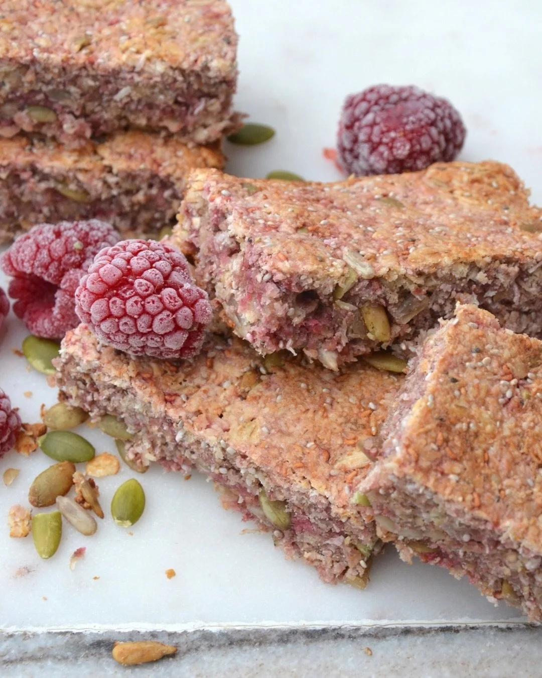 💕Oats, raspberry and seeds bars

These are on my list to make this weekend!!
Why?
Because. Finally have a fully functioning kitchen and I want to fuel really well ahead of race day next Sunday in Nice.🌴
✈️ They will make a great healthy airport sna