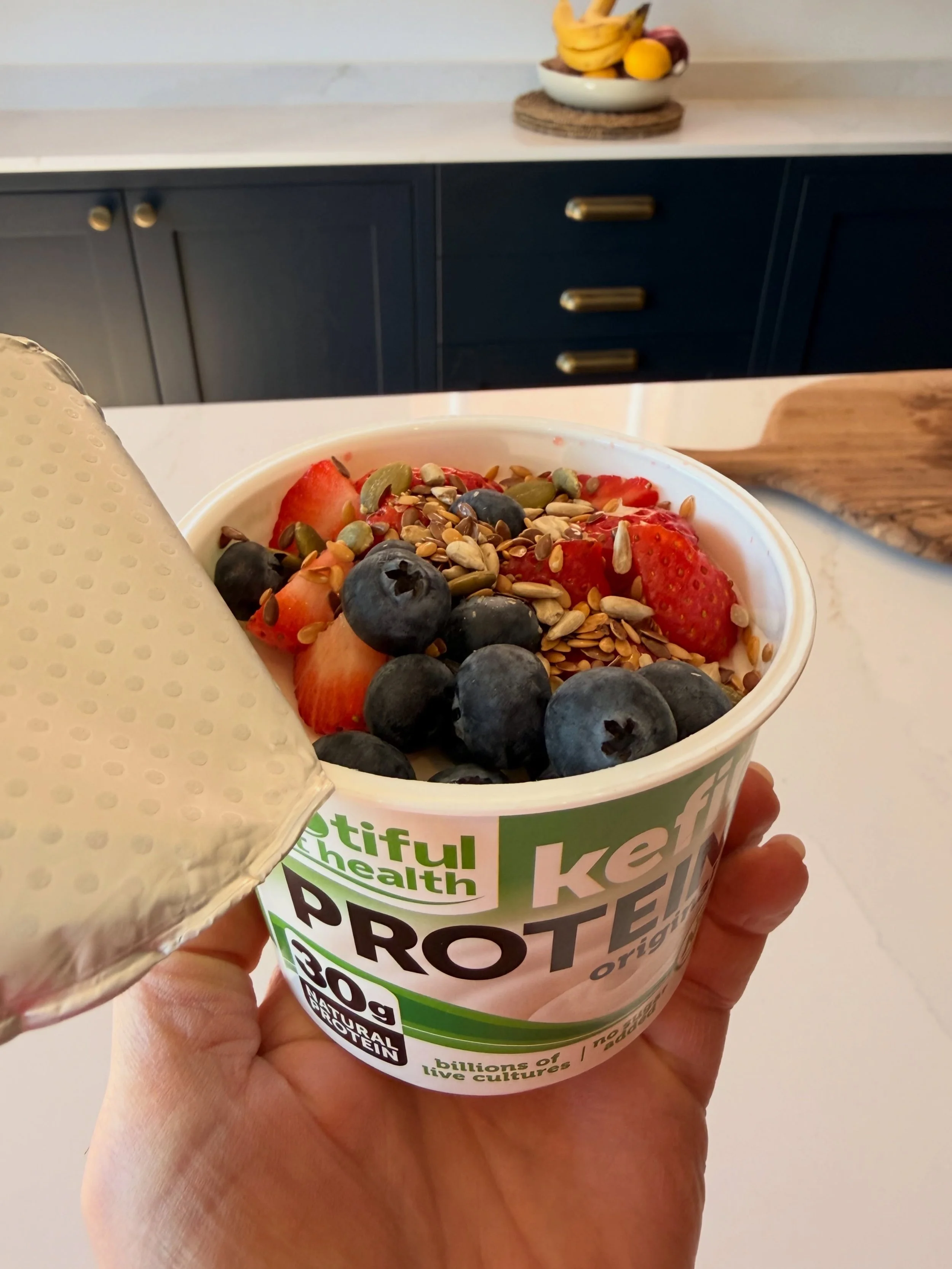 🥣Breakfast is key and being time poor is NOT an excuse &hellip; sorry!

🫐This is a breakfast I take to the studio 2-3 times a week!

30g protein thanks to @biotiful_gut_health 
2 different berries for taste and fibre
Mixed seeds for extra fibre and