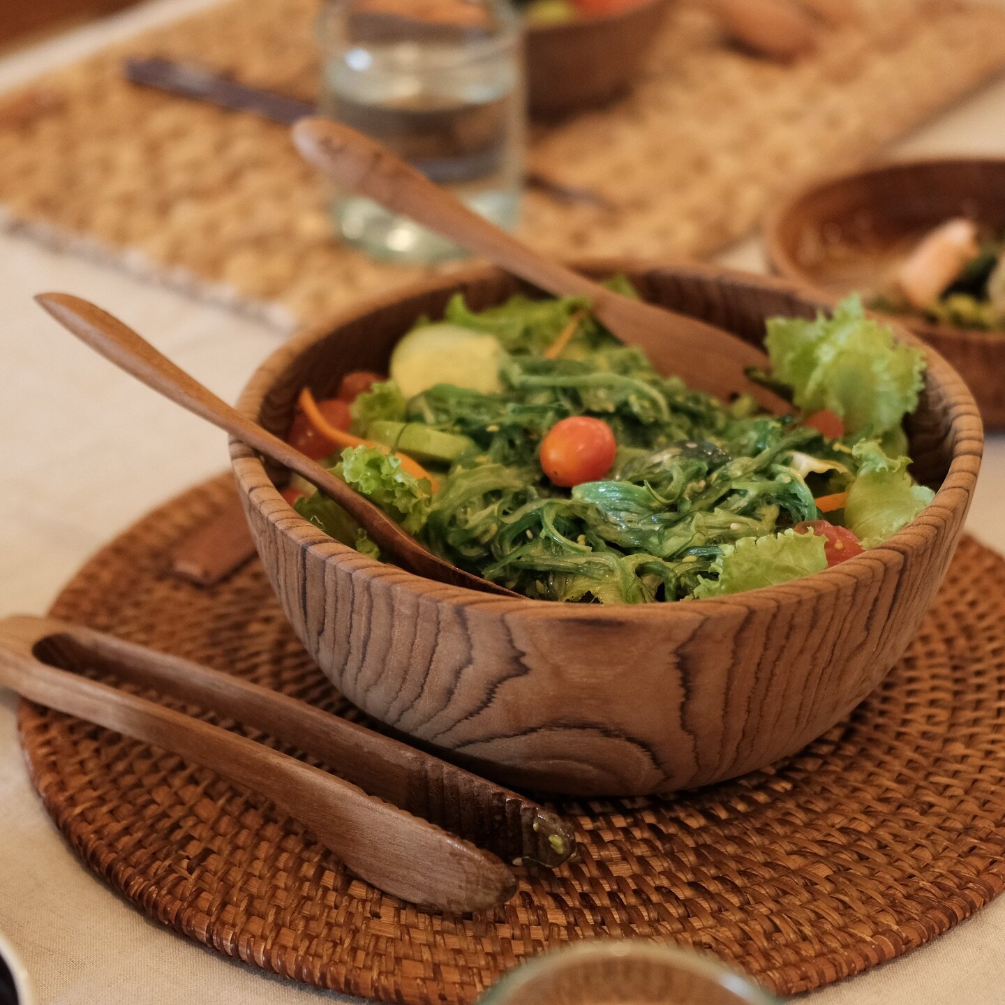 Nourishing meals served on handmade wooden bowls. It's the simple happiness that make each day brighter! Shop our high quality wooden teak bowls in store or online via Tokopedia.

🥗 Wakame Salad by @nikaskitchen.id