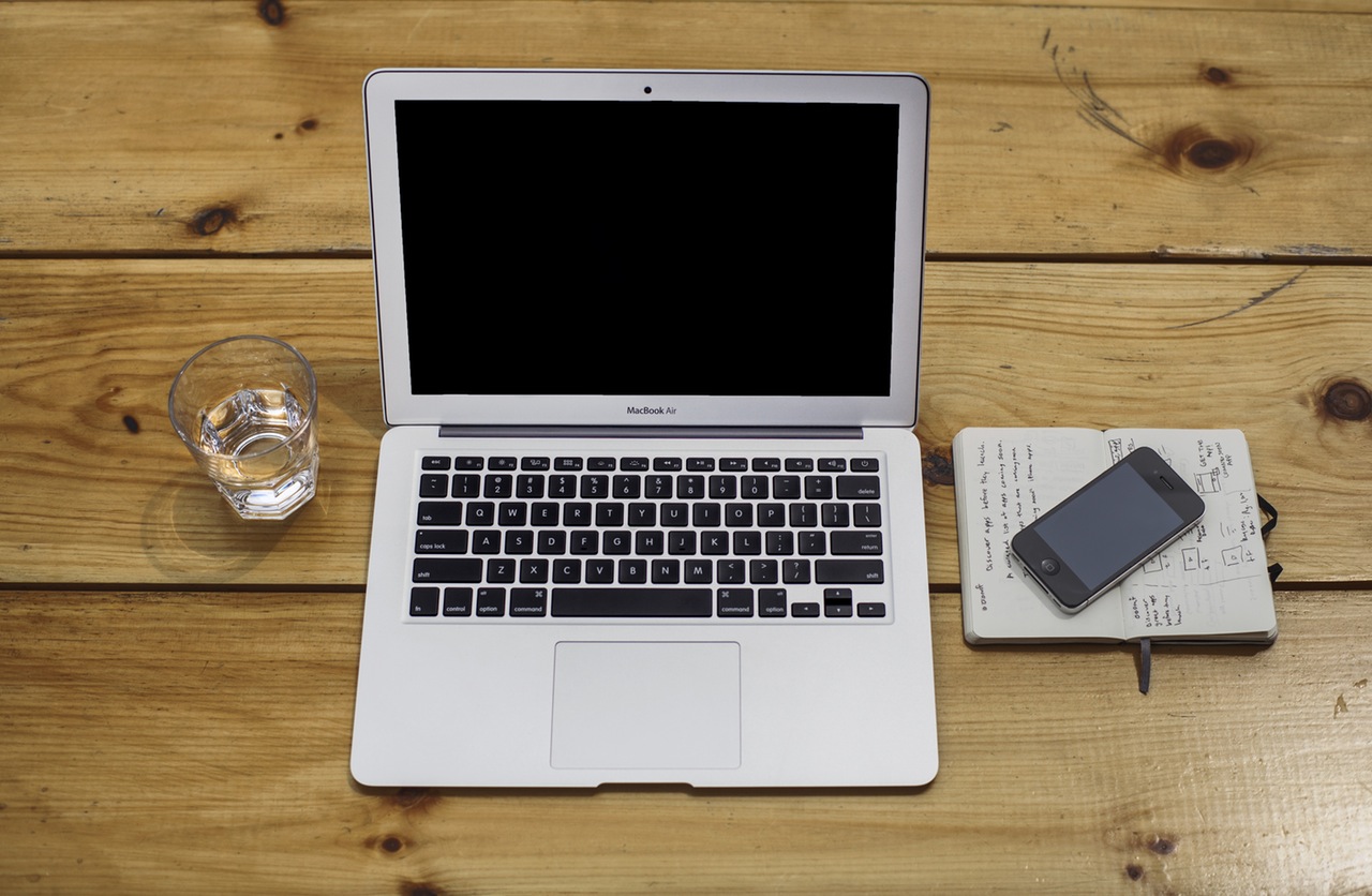 apple-iphone-laptop-notebook.jpg