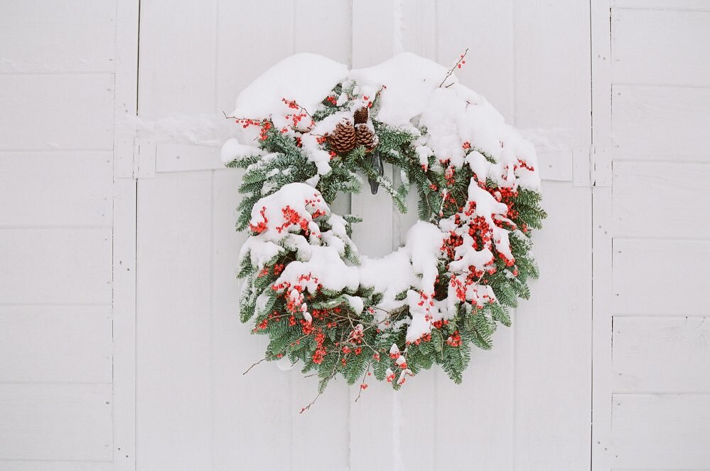 All is Merry.🎄
Peace and joy to you and yours for the Holidays and to all a good night.
~
Snow scenes, New England.
Film @kodak 
Lab @richardphotolab 
.
.
.
.
.
.
.
.
#happyholidays #winter #snow #landscapes #wreath #xmas #filmphotography #analogfil