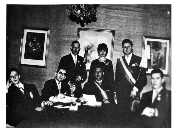 Juryn i E M Sandahl Foundation i Berns Salonger år 1966. Nedre raden från vänster: Lars Pluto Johannison, Anders-Börje Larsson, Curt I Blomberg, Björn Halling. Övre raden: Karl-Gustav Adestam, Christina Blomberg, Ulf von Roth.