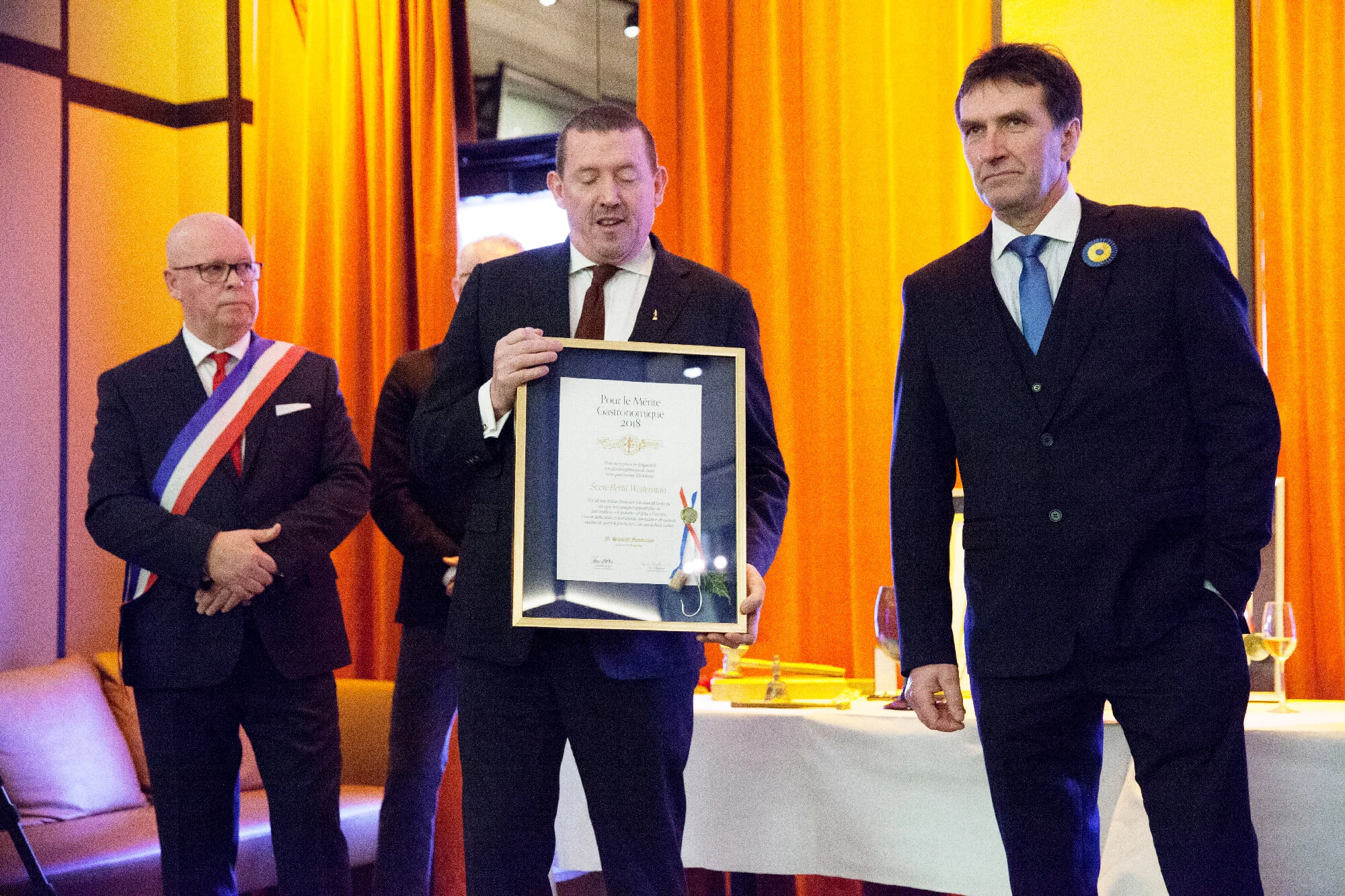 PG Nilsson med Pour le Mértite-pristagaren och fiskaren Sven-Bertil Westerman från Möja med ständige ordf. Severin Sjöstedt och ceremonimästare Nordlind