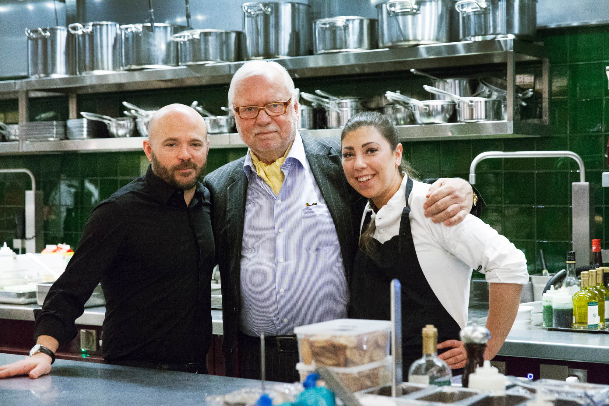 Krögare Ljung och chef Mannerström i L'Avventuras orkesterdike med köksmästare Laura Marino