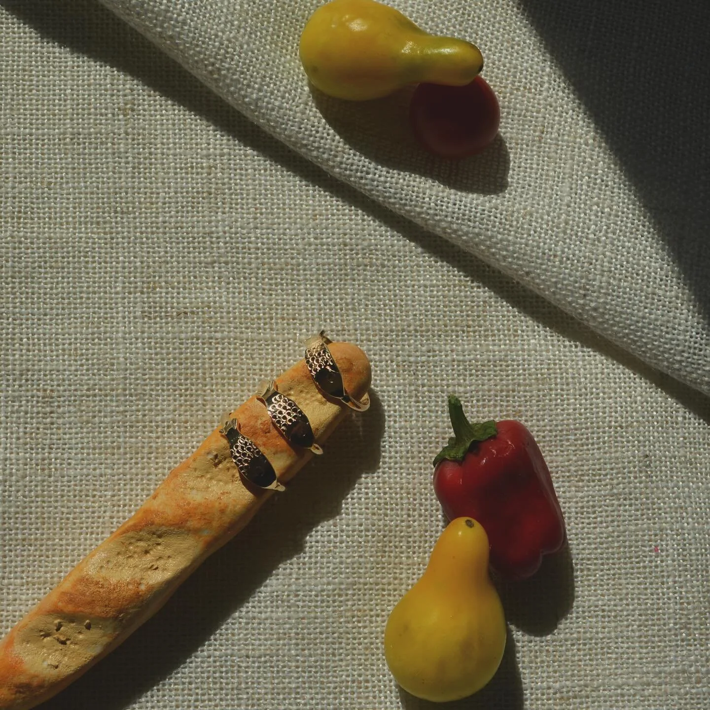 Did I make a tiny baguette to serve as a ring holder for my Sardine Rings!!? Absolutely😉🥖🥖 
These tiny fish rings are available in 14k gold fill &amp; sterling silver on Etsy &amp; @faire_wholesale 

#sardinering #goldfish #sardinejewelry #goldsar