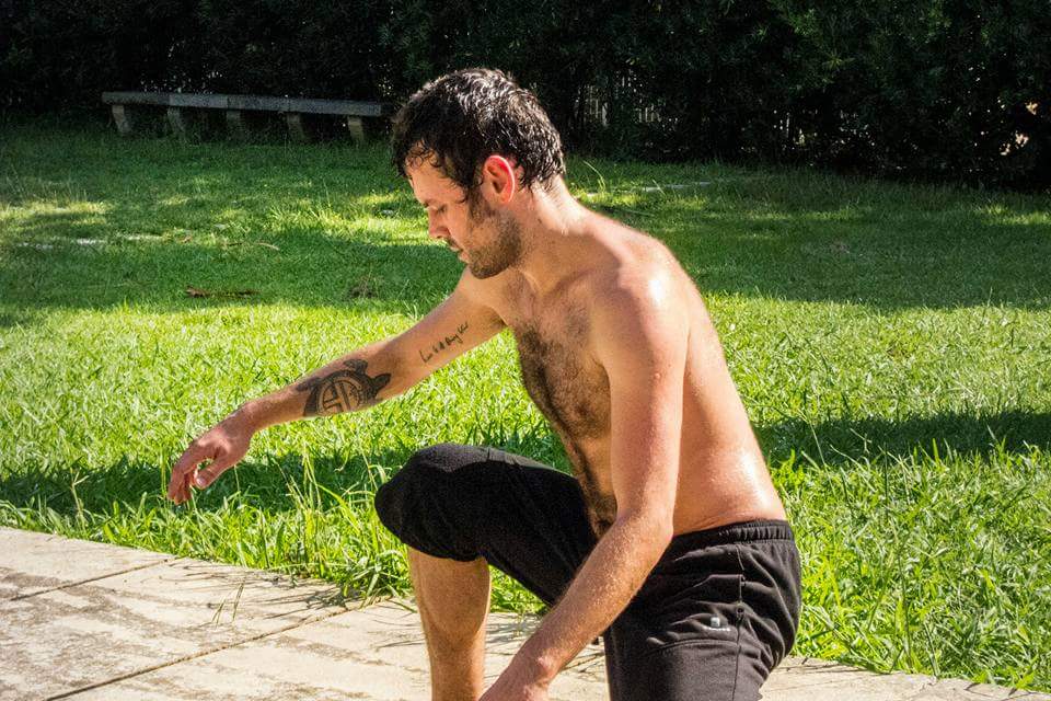 Glenn practica su movimiento en un taller al aire libre de The Bamboo Body.