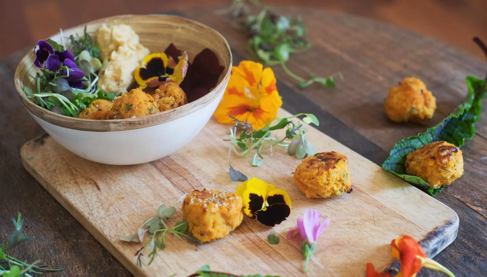 Receta: Bolitas de boniato y lentejas rojas con salsa de anacardos