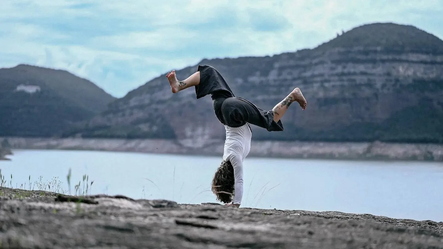 "Tocar el suelo" - taller de verticales y locomocion en Andorra