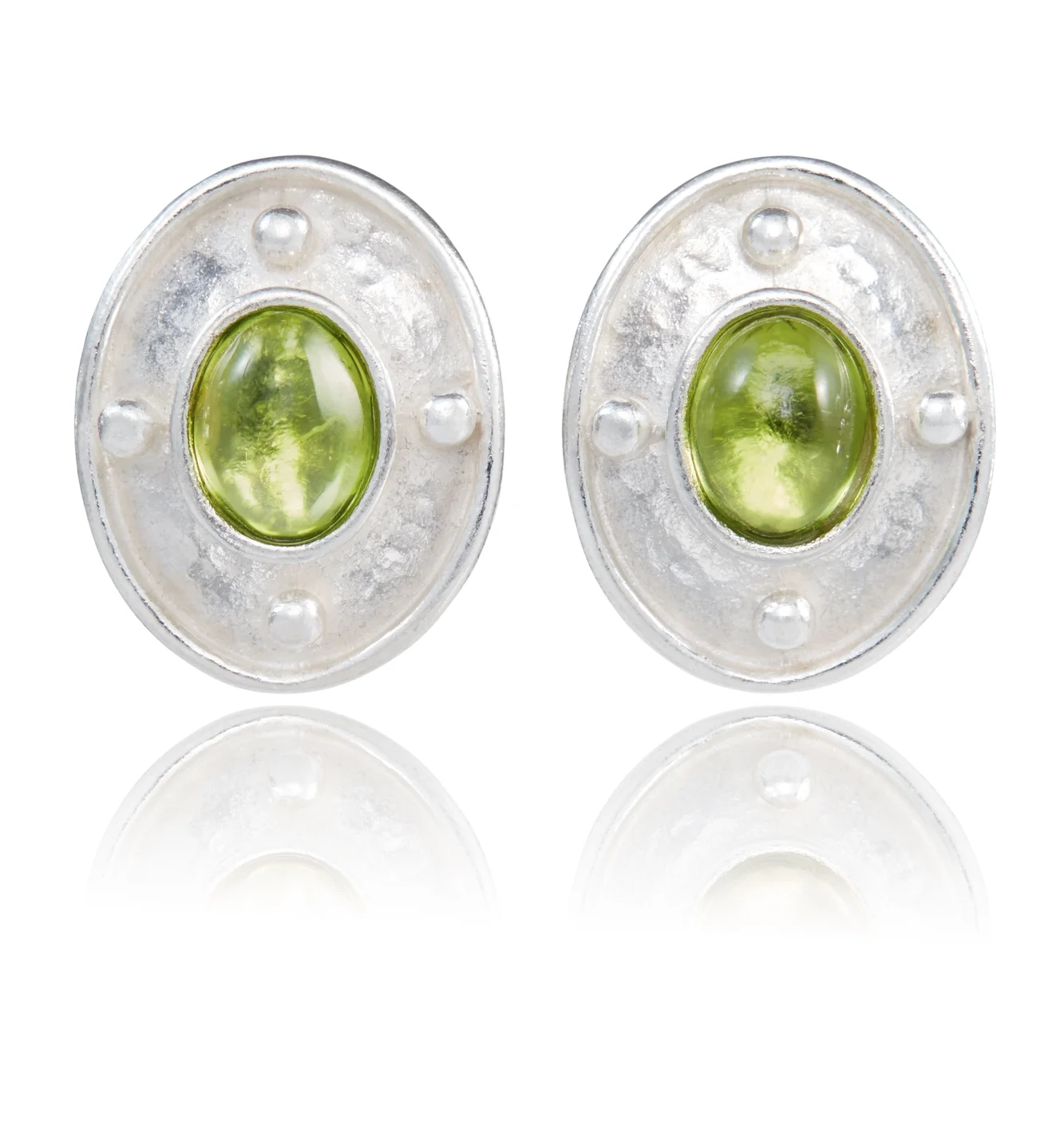 Venetian earrings in sterling silver set with cabochon Peridot