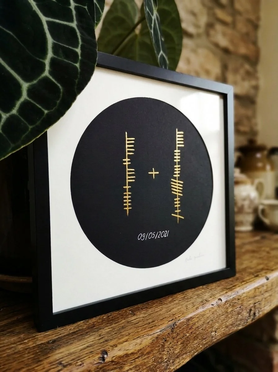 Round inscription in gold leaf