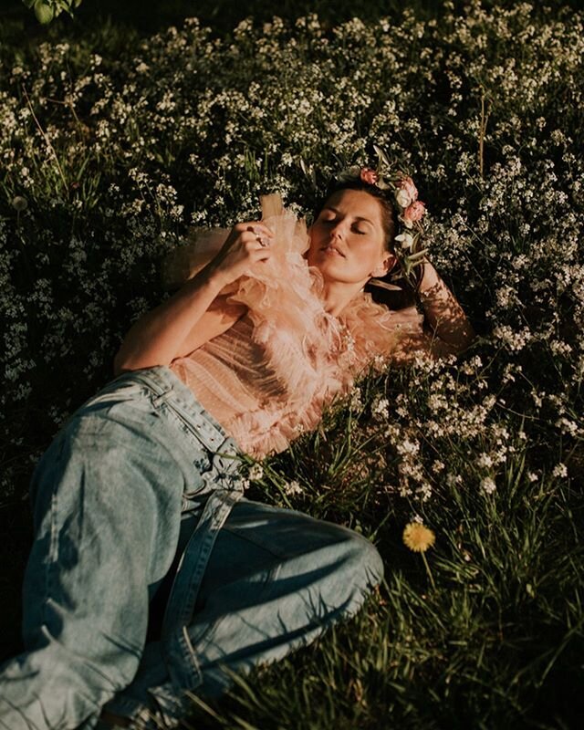 Finally some flowers and full of gentle sunlight ♡ #kamilabannachphotography #fashion #fashionphotography #fashionphotographer #emotionalfashion #flowers