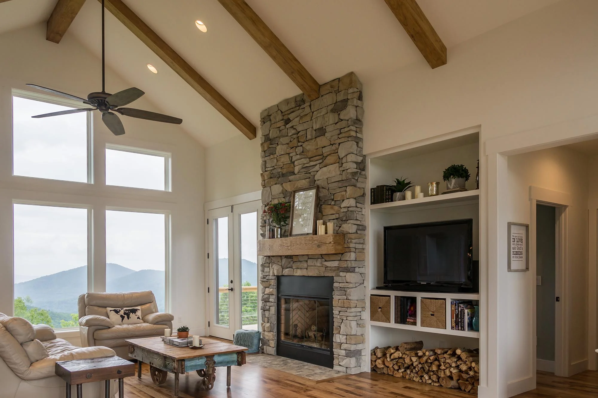 360° Mountain Views - living room